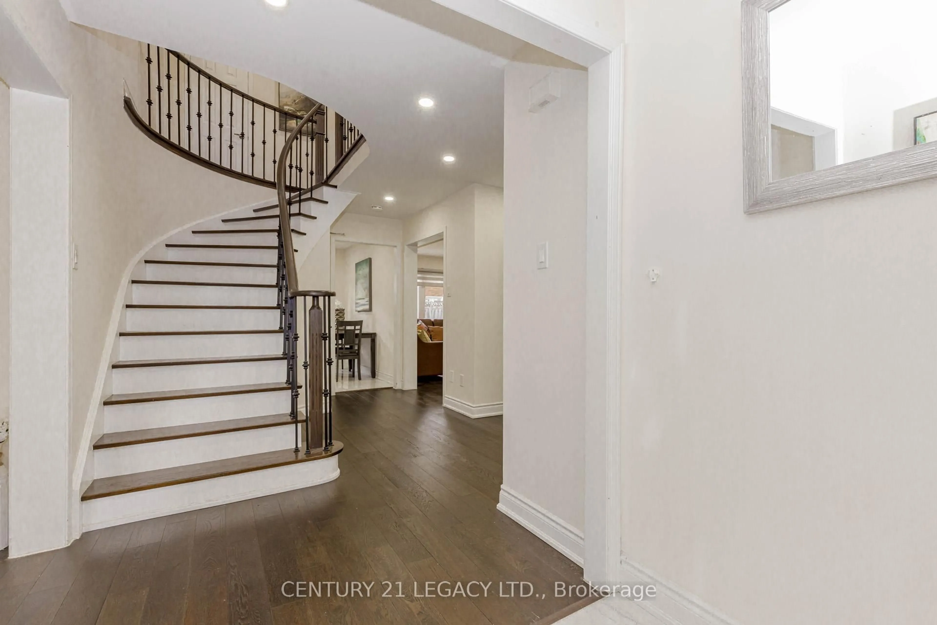 Indoor entryway for 30 Diane Crt, Brampton Ontario L6Y 3E2