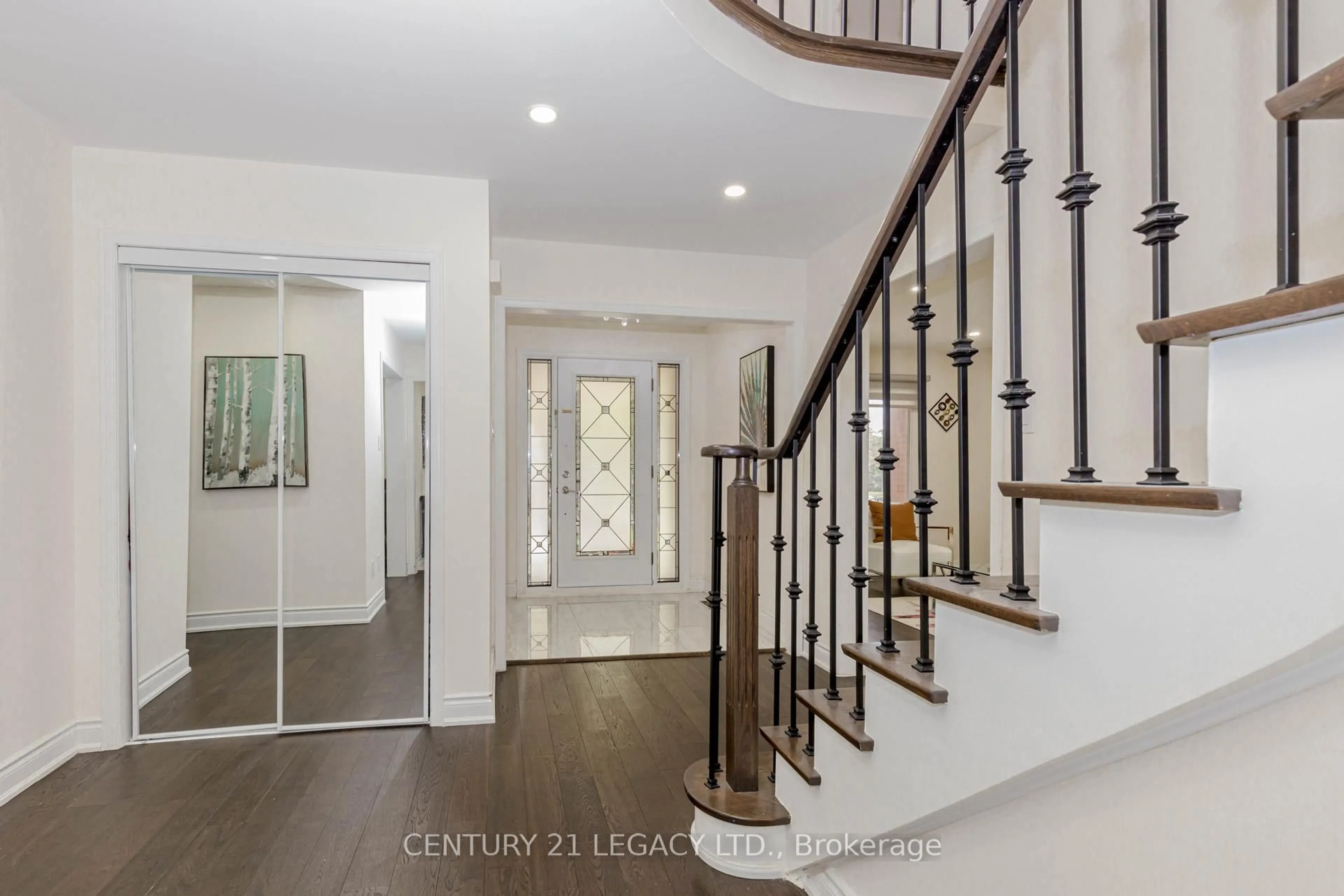 Indoor entryway for 30 Diane Crt, Brampton Ontario L6Y 3E2