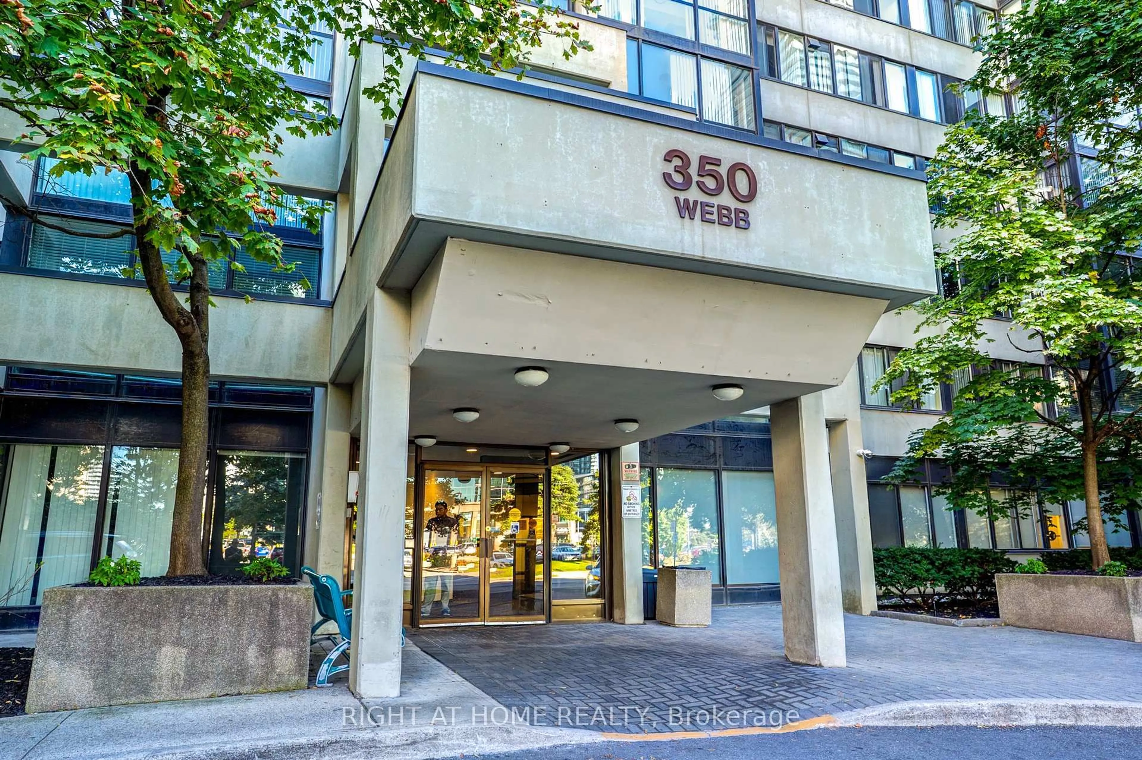 Indoor foyer for 350 Webb Dr #201, Mississauga Ontario L5B 3W4