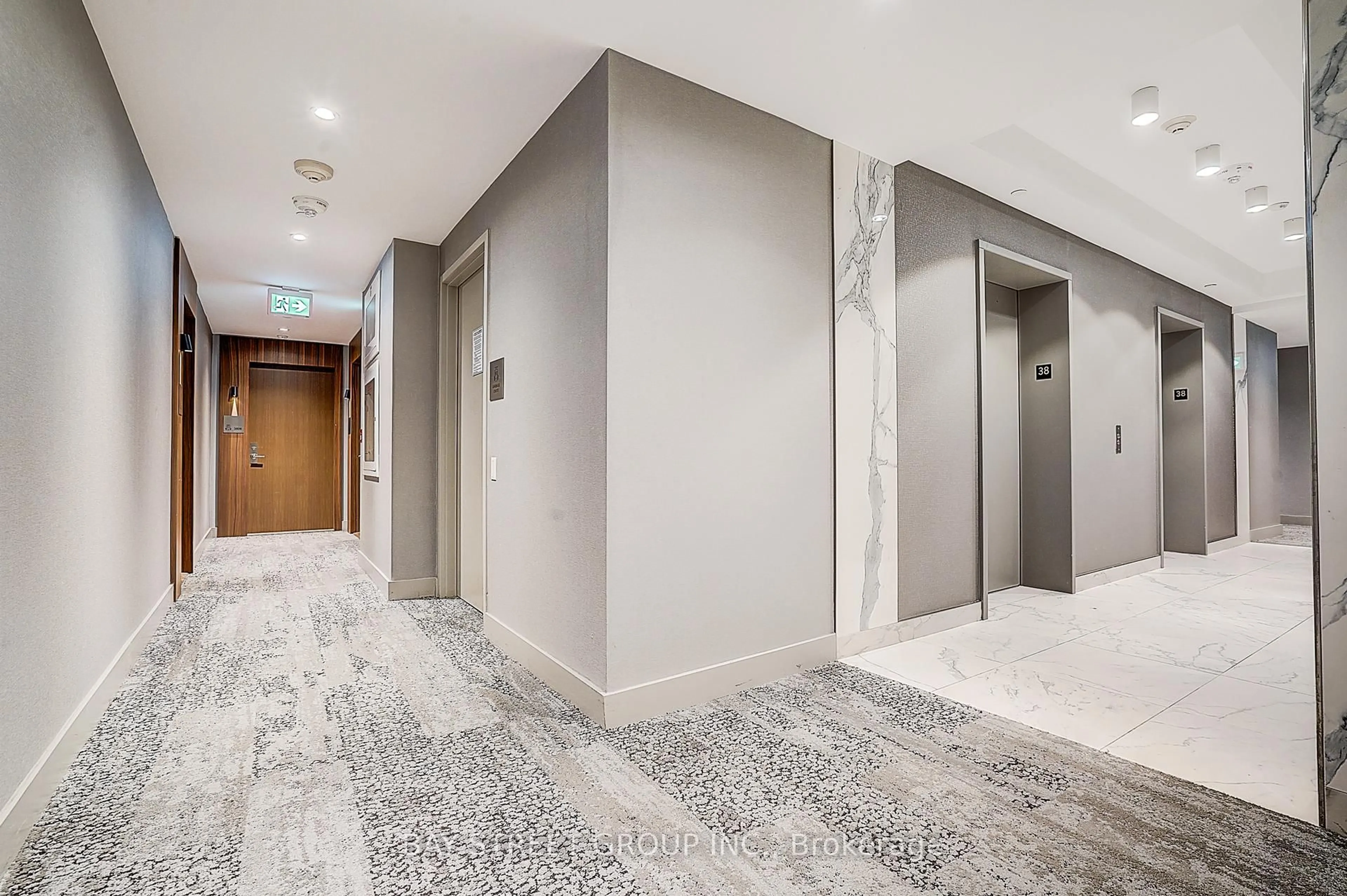 Indoor foyer for 1926 Lake Shore Blvd #3805, Toronto Ontario M6S 1A2