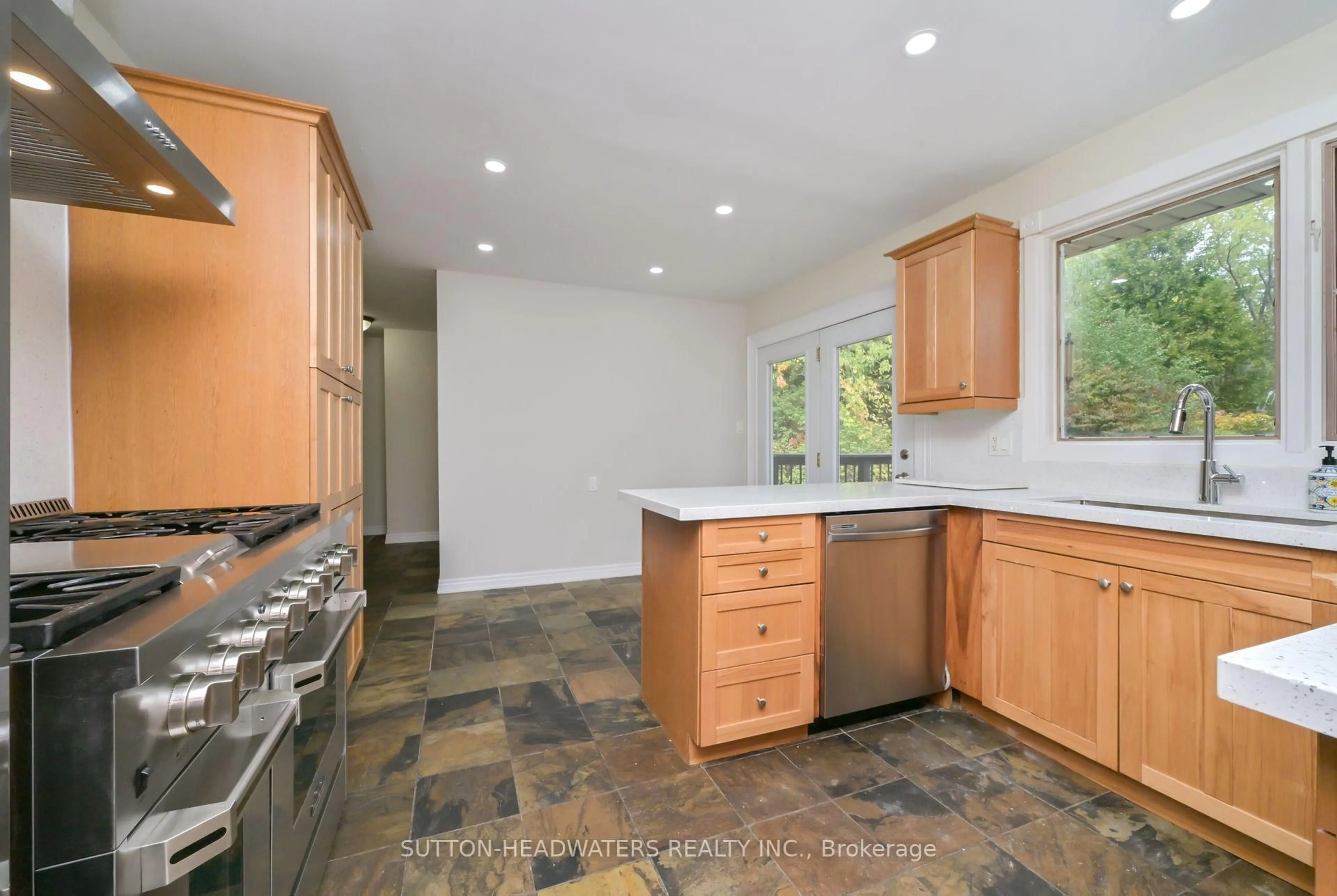Open concept kitchen, ceramic/tile floor for 5 Cedar Dr, Caledon Ontario L7K 1H4