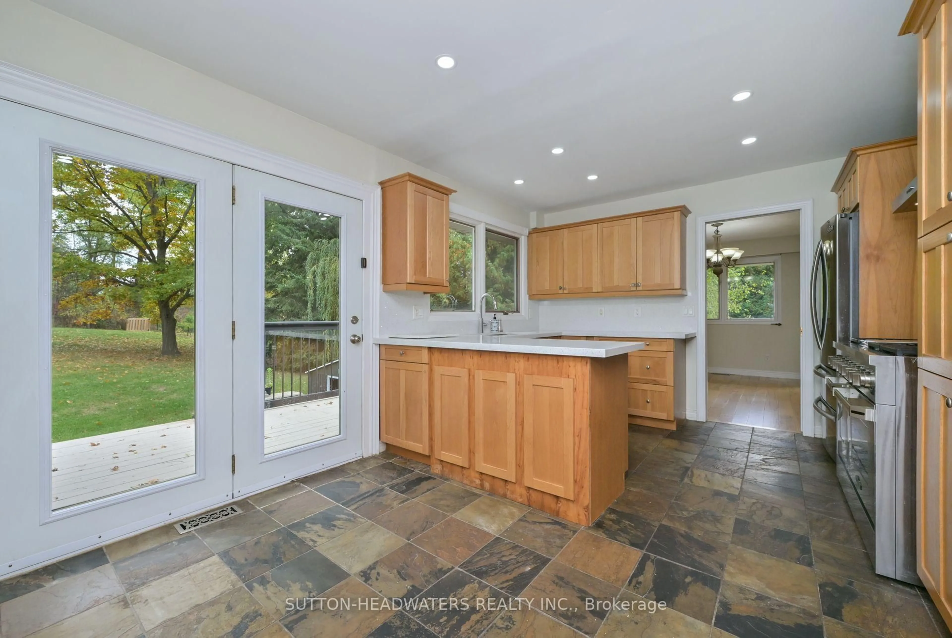 Open concept kitchen, ceramic/tile floor for 5 Cedar Dr, Caledon Ontario L7K 1H4