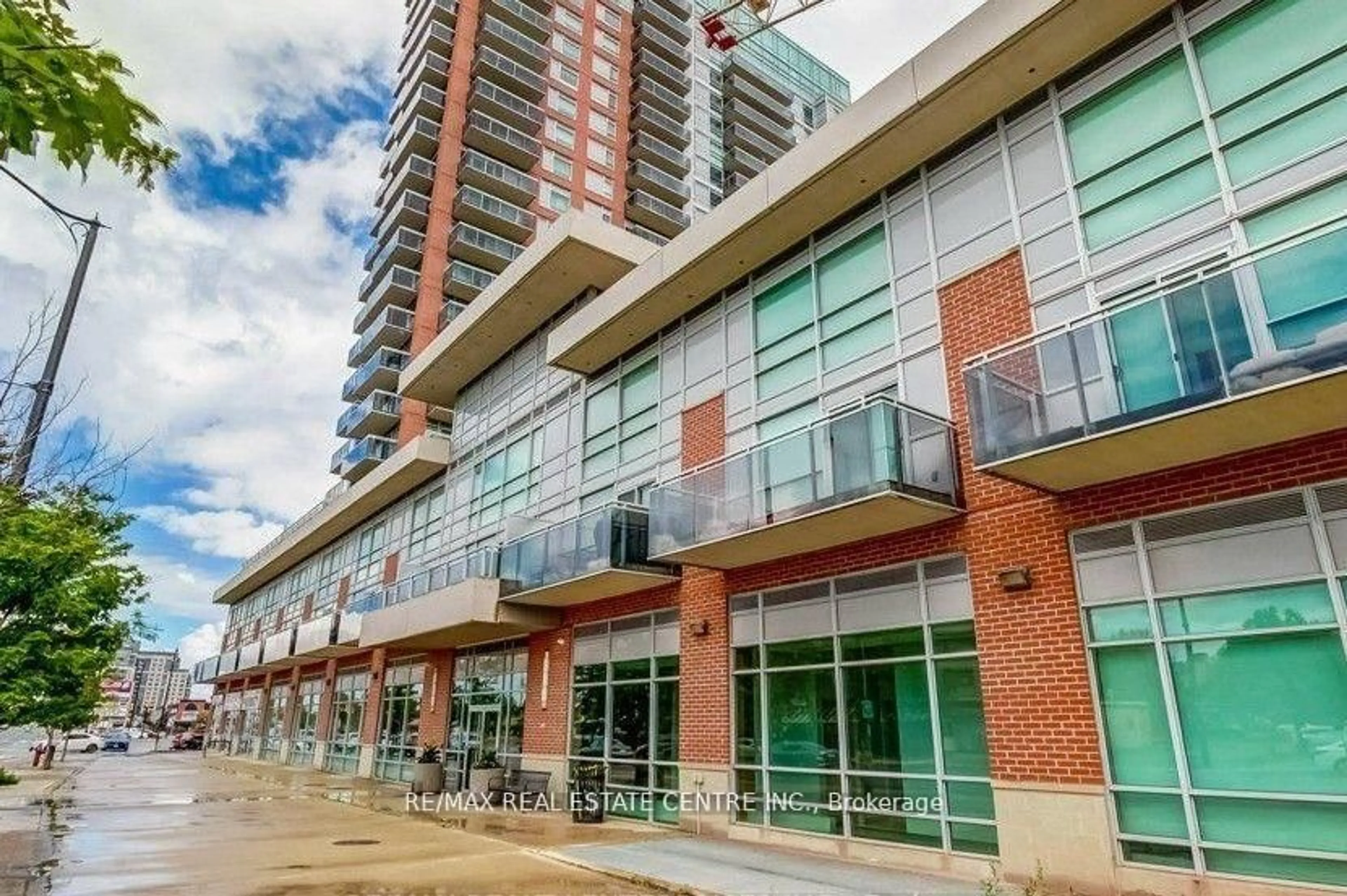 Patio, building for 215 Queen St #301, Brampton Ontario L6W 0A9