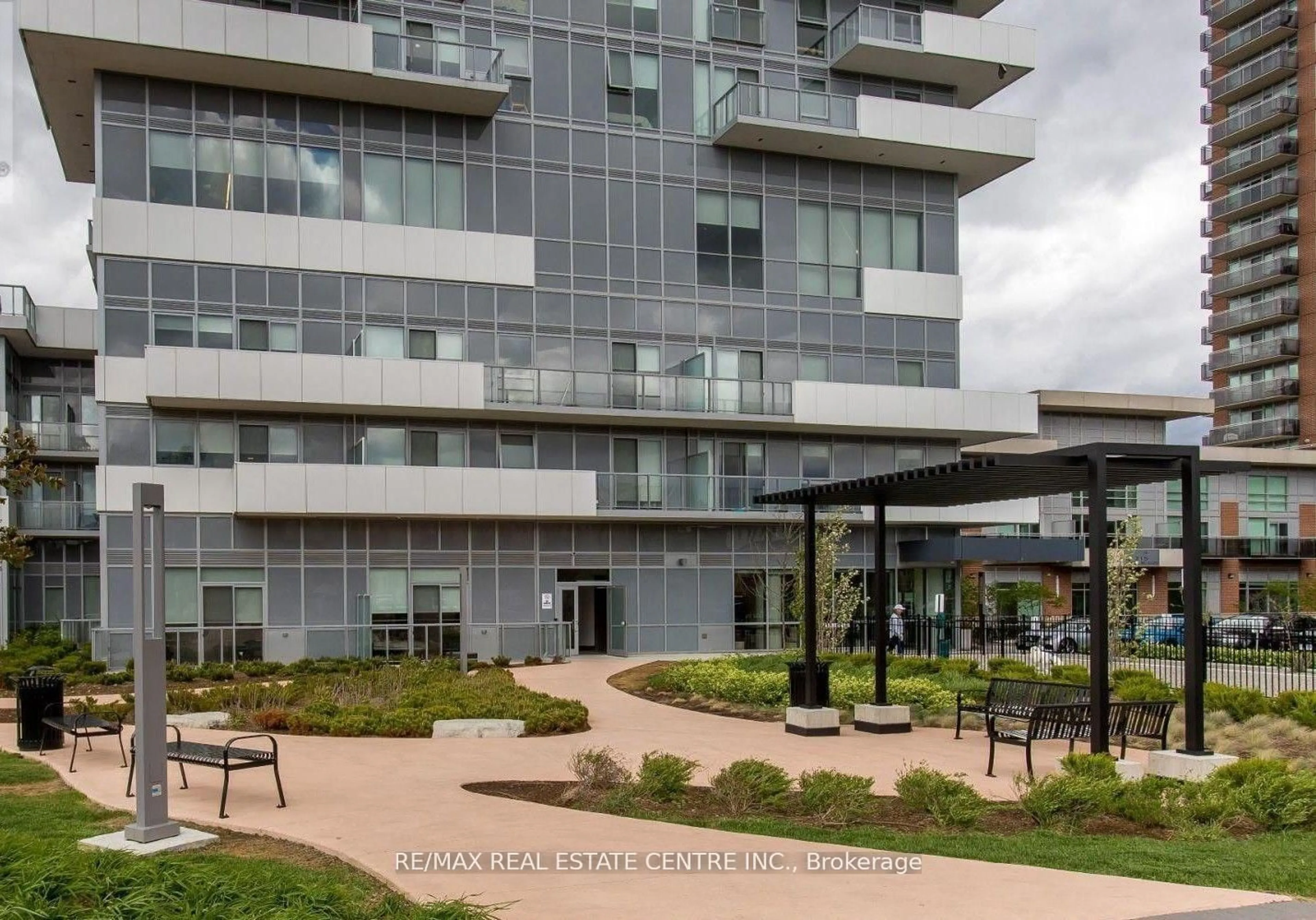 Indoor foyer for 215 Queen St #301, Brampton Ontario L6W 0A9