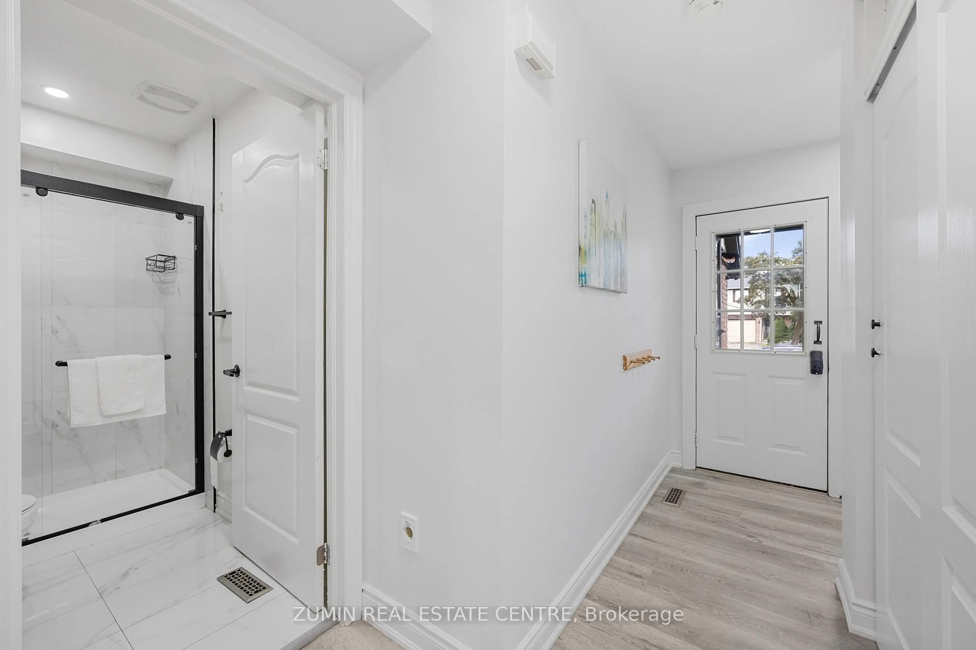 Indoor entryway for 14 Johanna Dr, Orangeville Ontario L9W 3S5