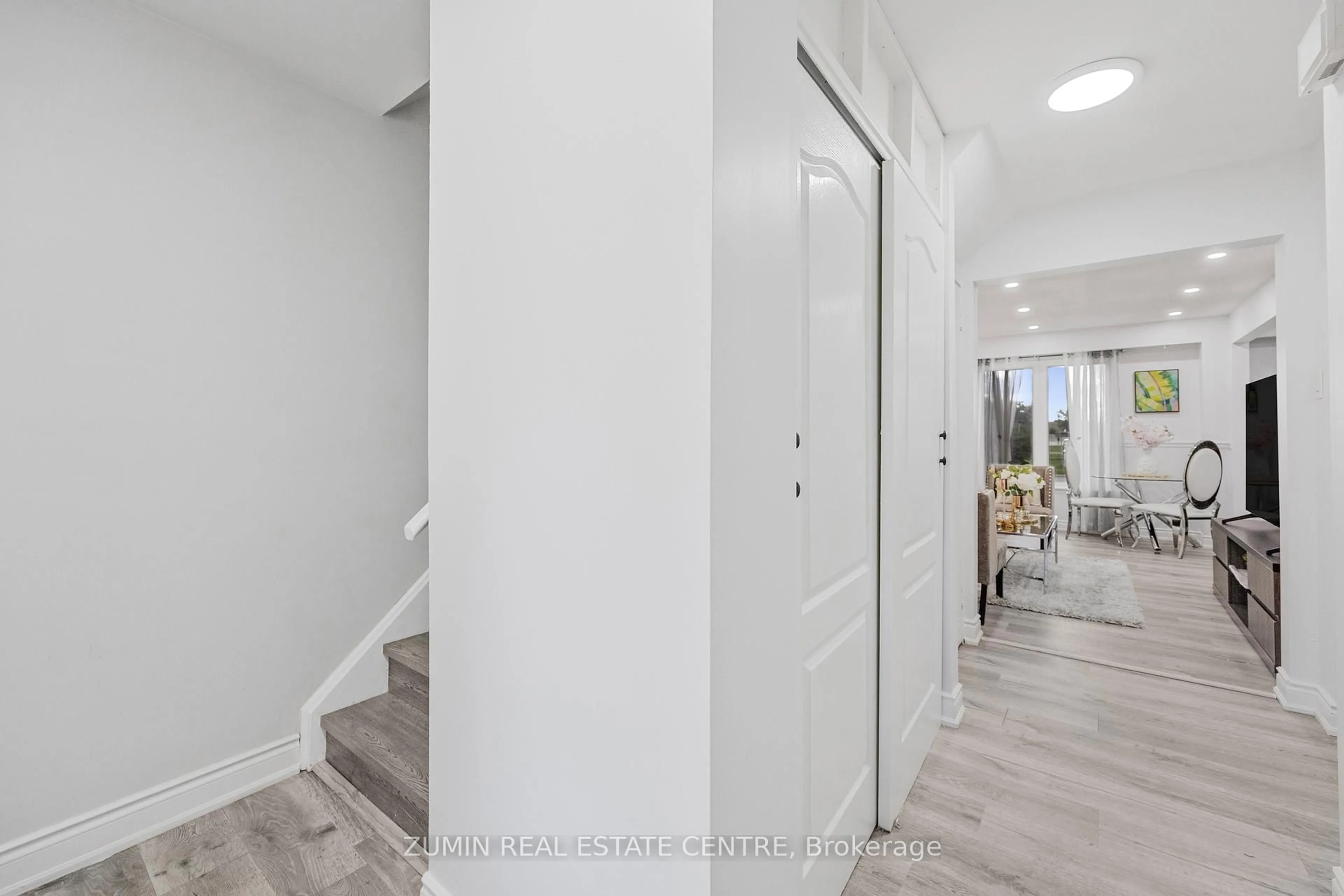 Indoor entryway for 14 Johanna Dr, Orangeville Ontario L9W 3S5