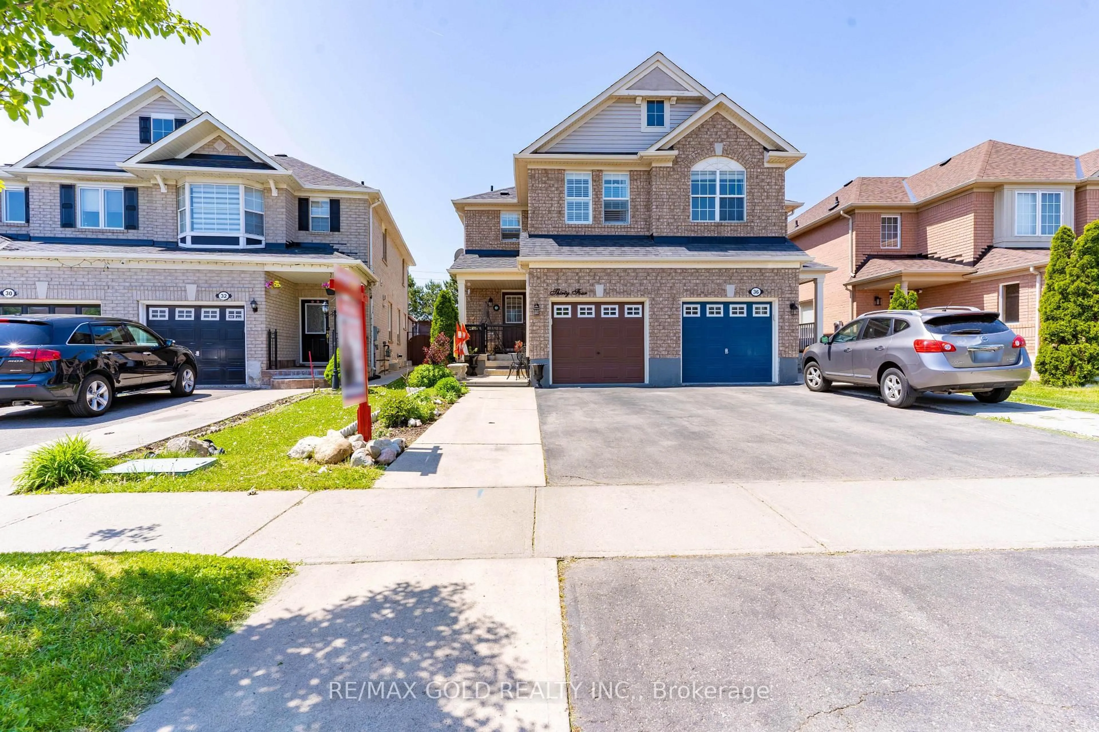 A pic from outside/outdoor area/front of a property/back of a property/a pic from drone, street for 34 Jingle Cres, Brampton Ontario L6S 0B2