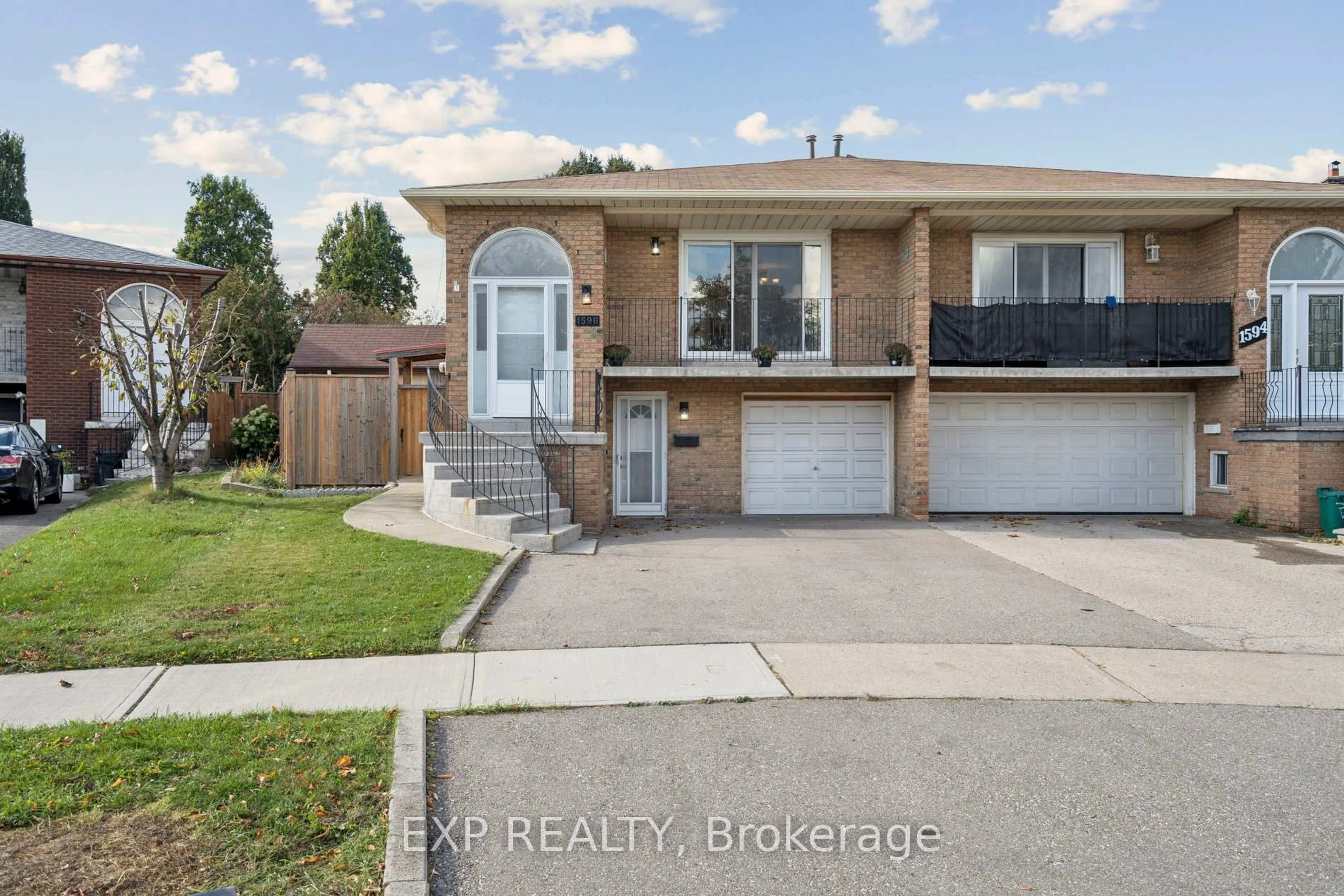 Home with vinyl exterior material, street for 1596 Corkstone Gl, Mississauga Ontario L4W 2E7