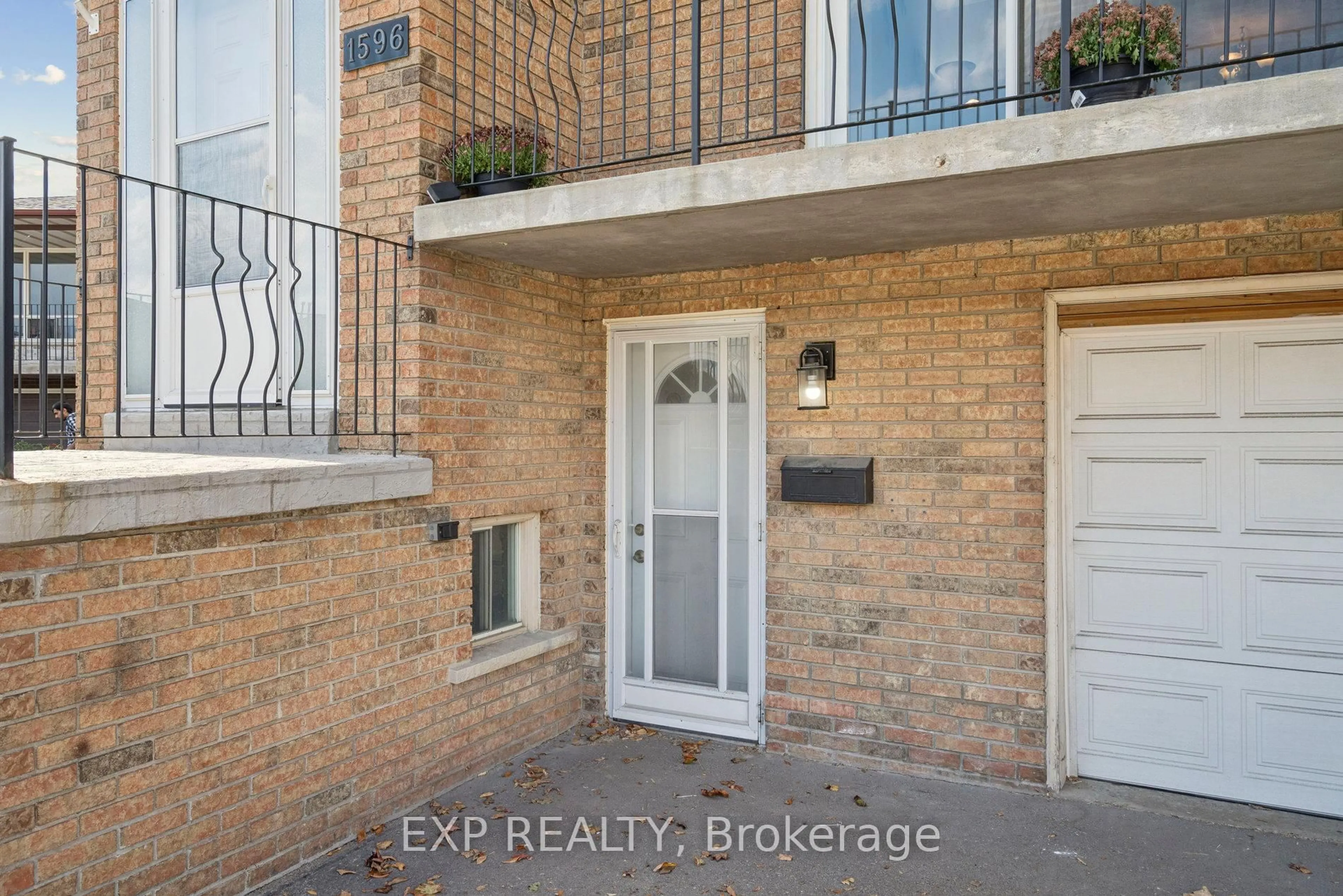 Unknown for 1596 Corkstone Gl, Mississauga Ontario L4W 2E7