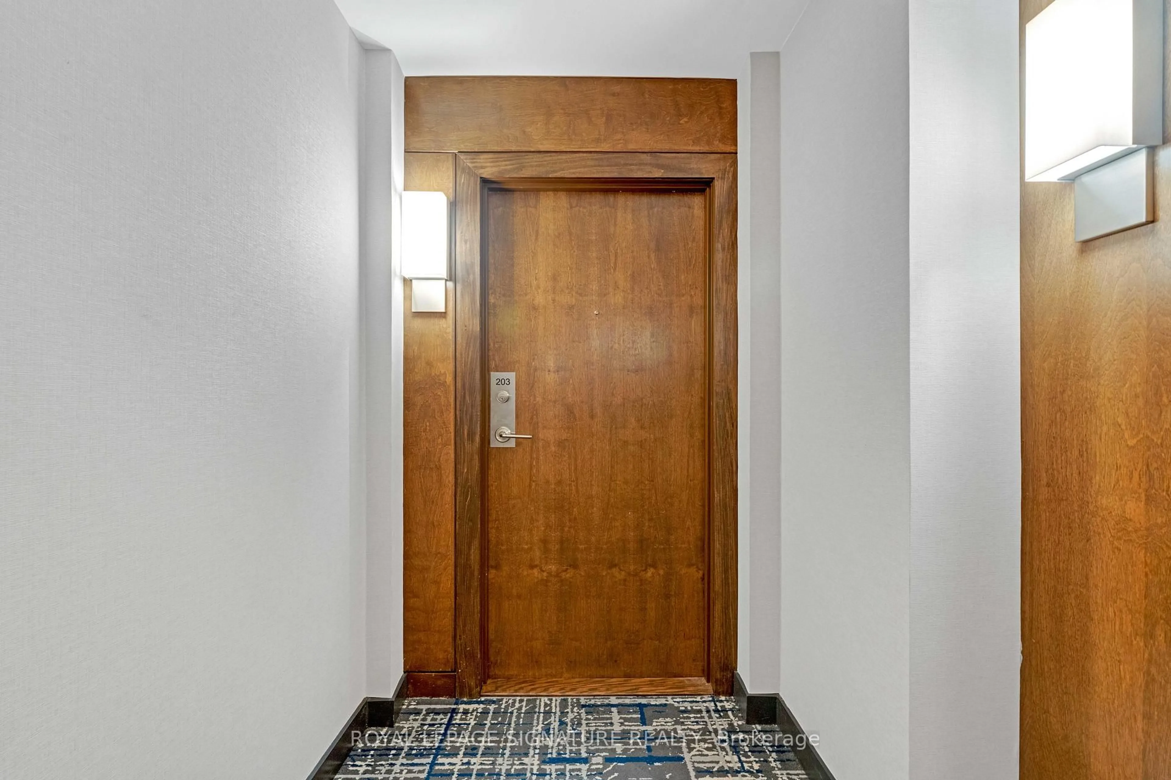 Indoor foyer for 1 Hurontario St #203, Mississauga Ontario L5G 0A3