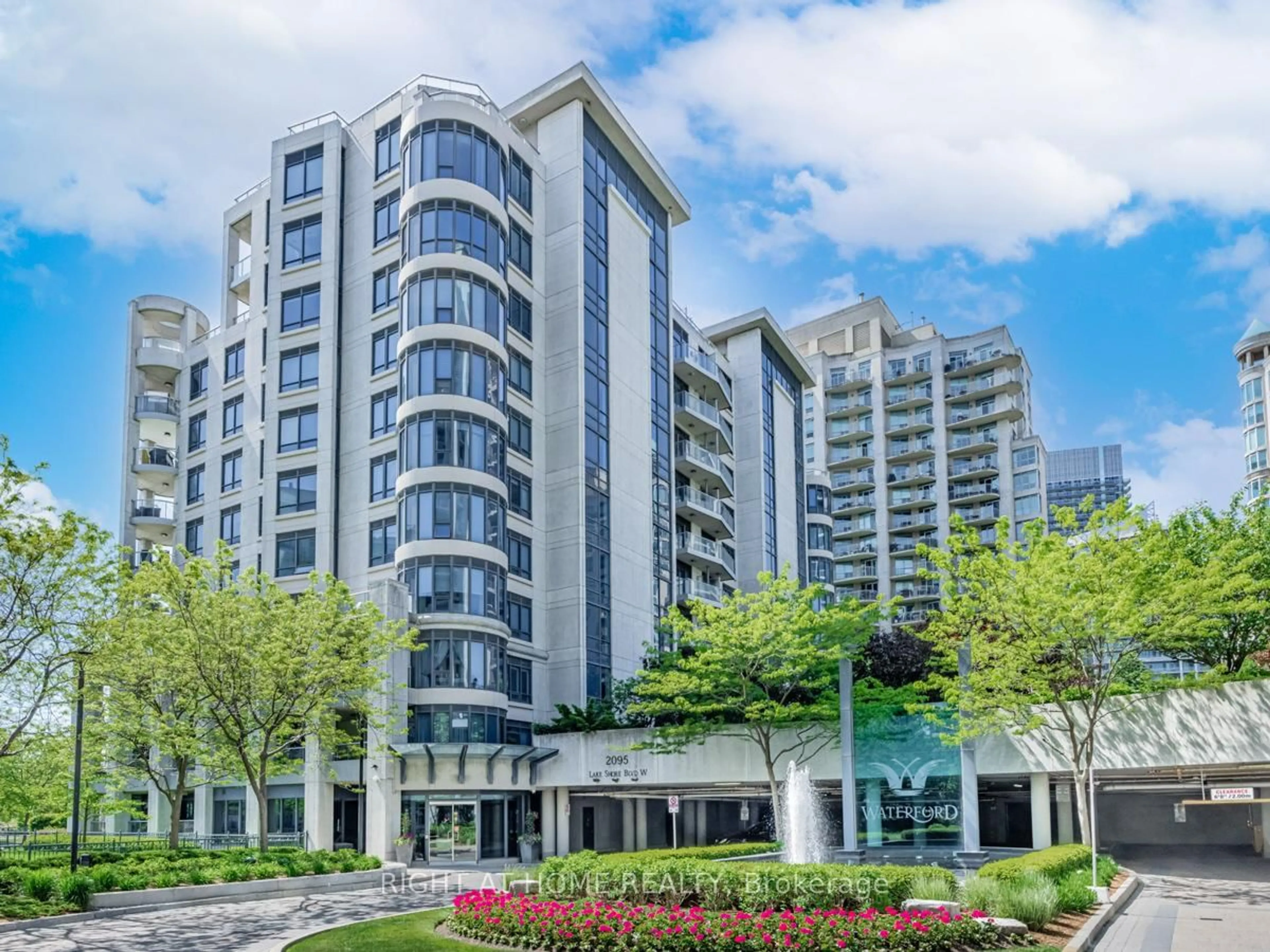 Indoor foyer for 2095 Lake Shore Blvd #LPH19, Toronto Ontario M8V 4G4