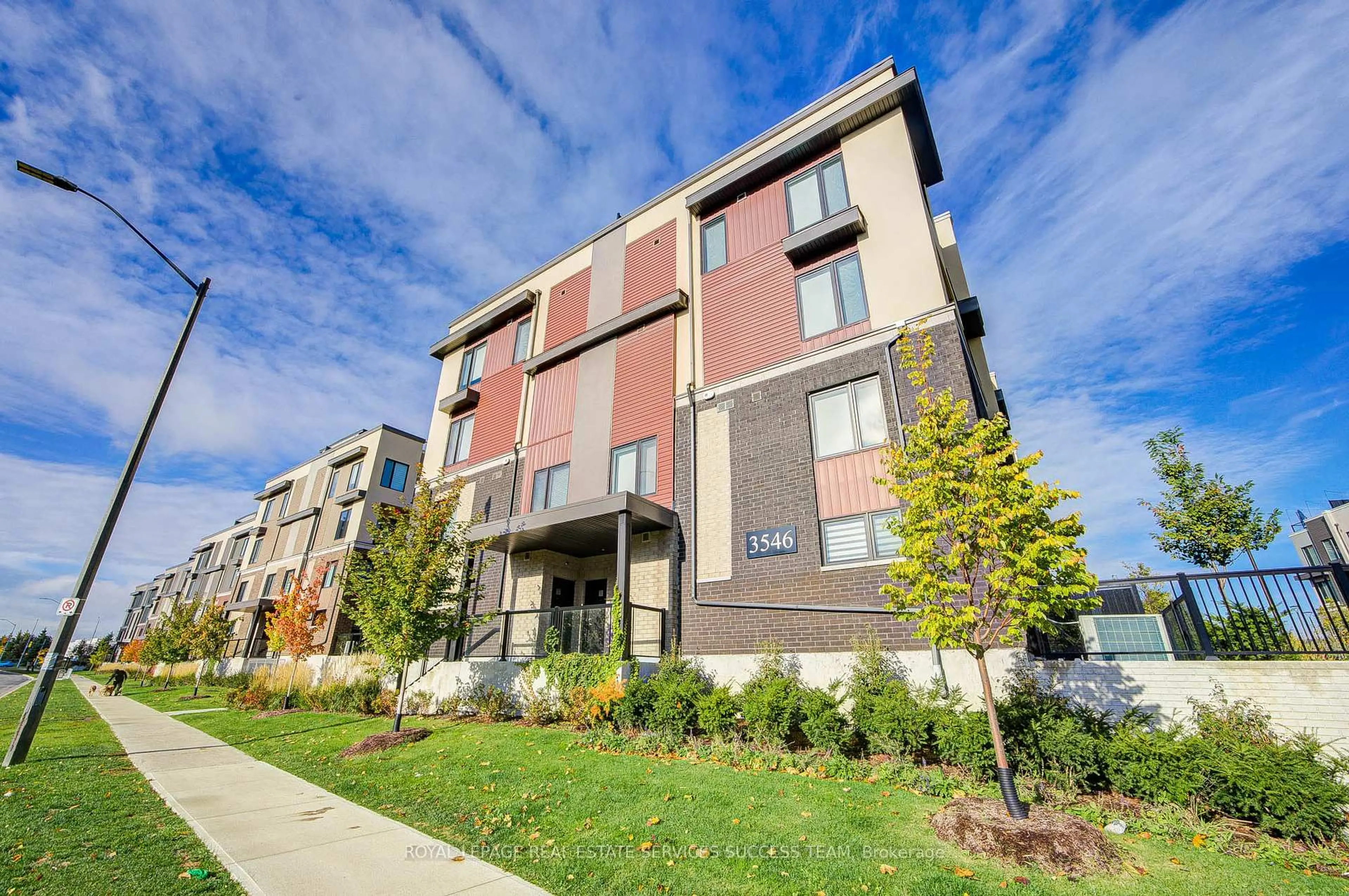 Patio, building for 3546 Colonial Dr ## 2, Mississauga Ontario L5L 0C1