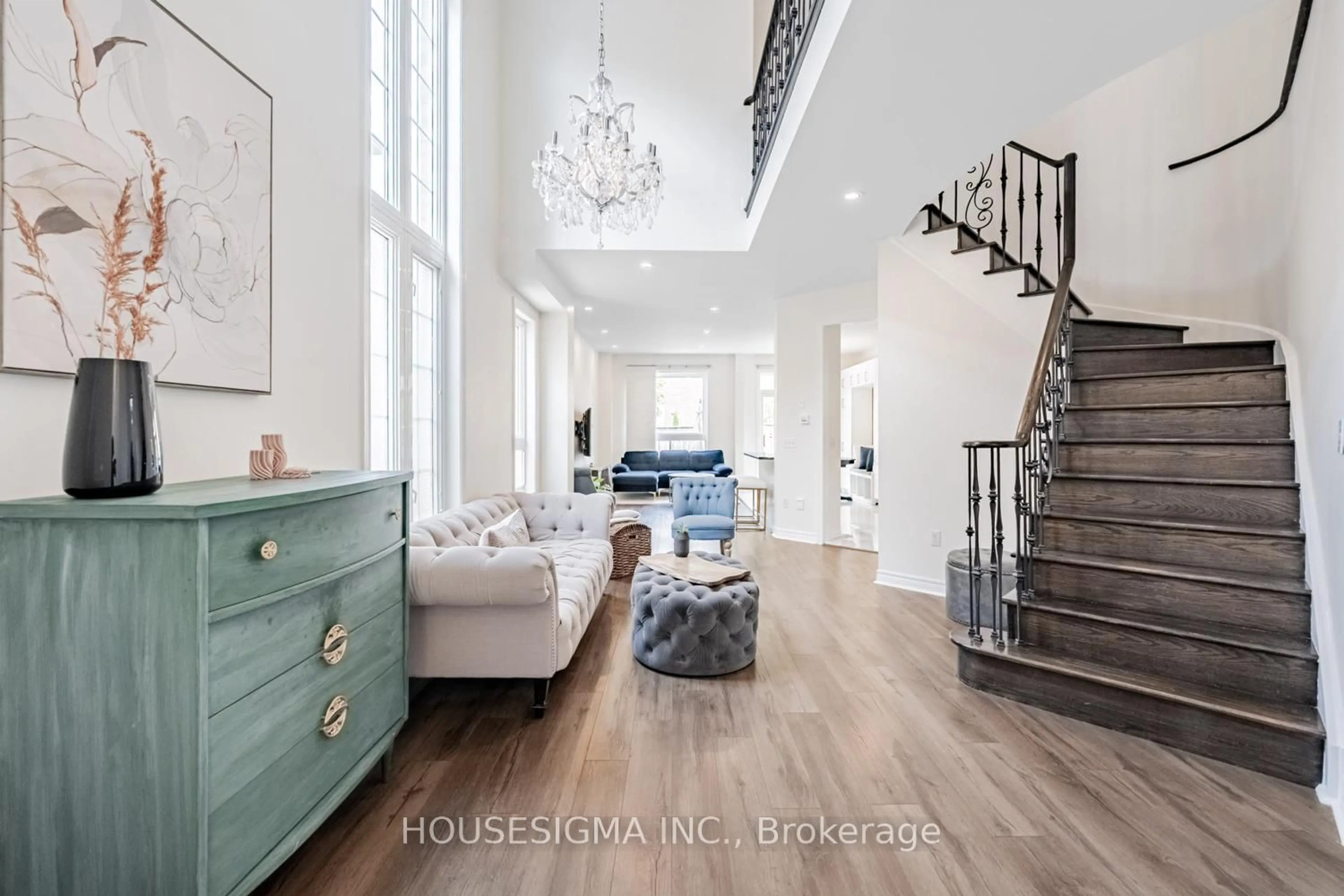 Indoor entryway for 5677 Raleigh St, Mississauga Ontario L5M 7E6