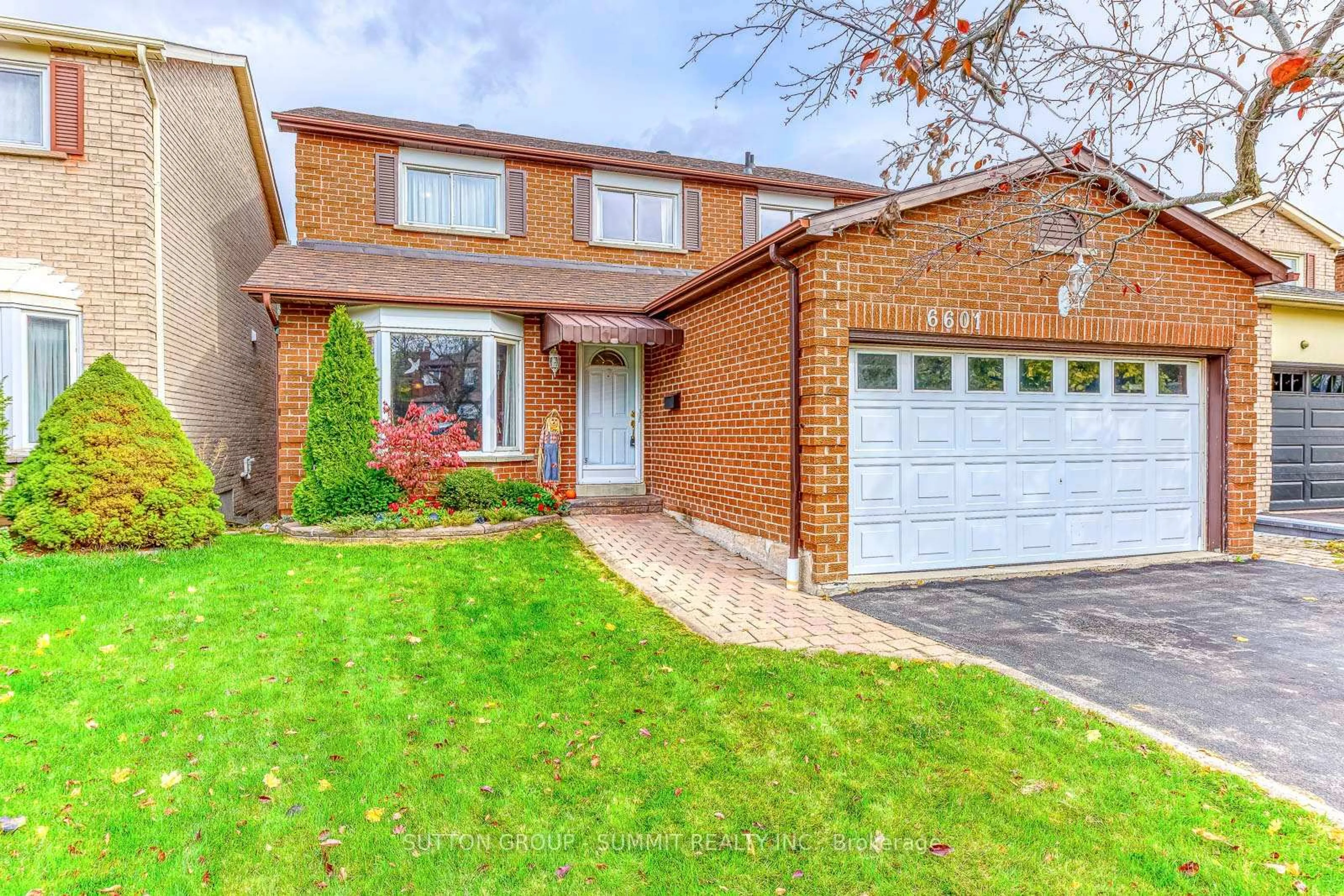 Home with brick exterior material, street for 6601 EASTRIDGE Rd, Mississauga Ontario L5N 4L8
