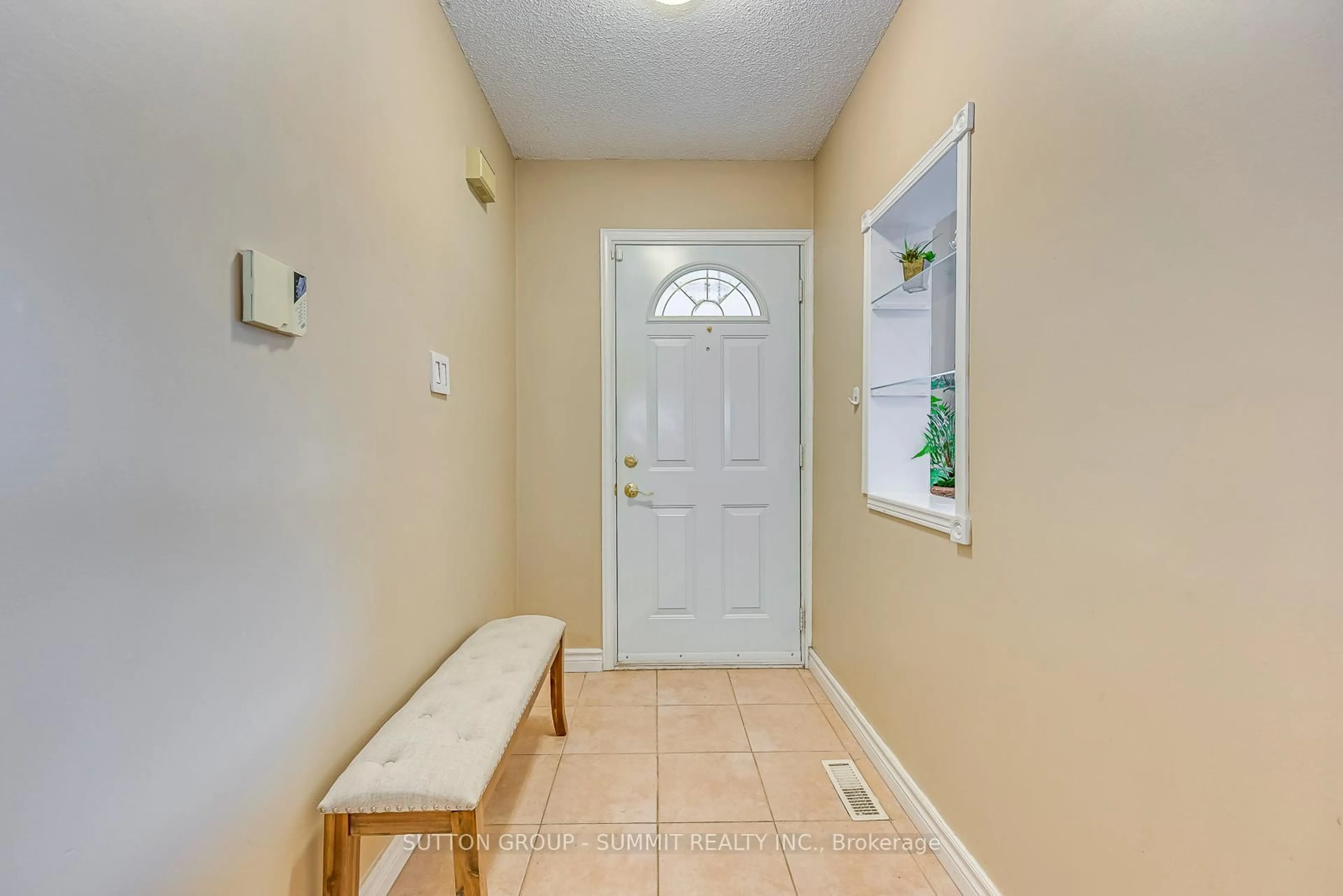 Indoor entryway for 6601 EASTRIDGE Rd, Mississauga Ontario L5N 4L8