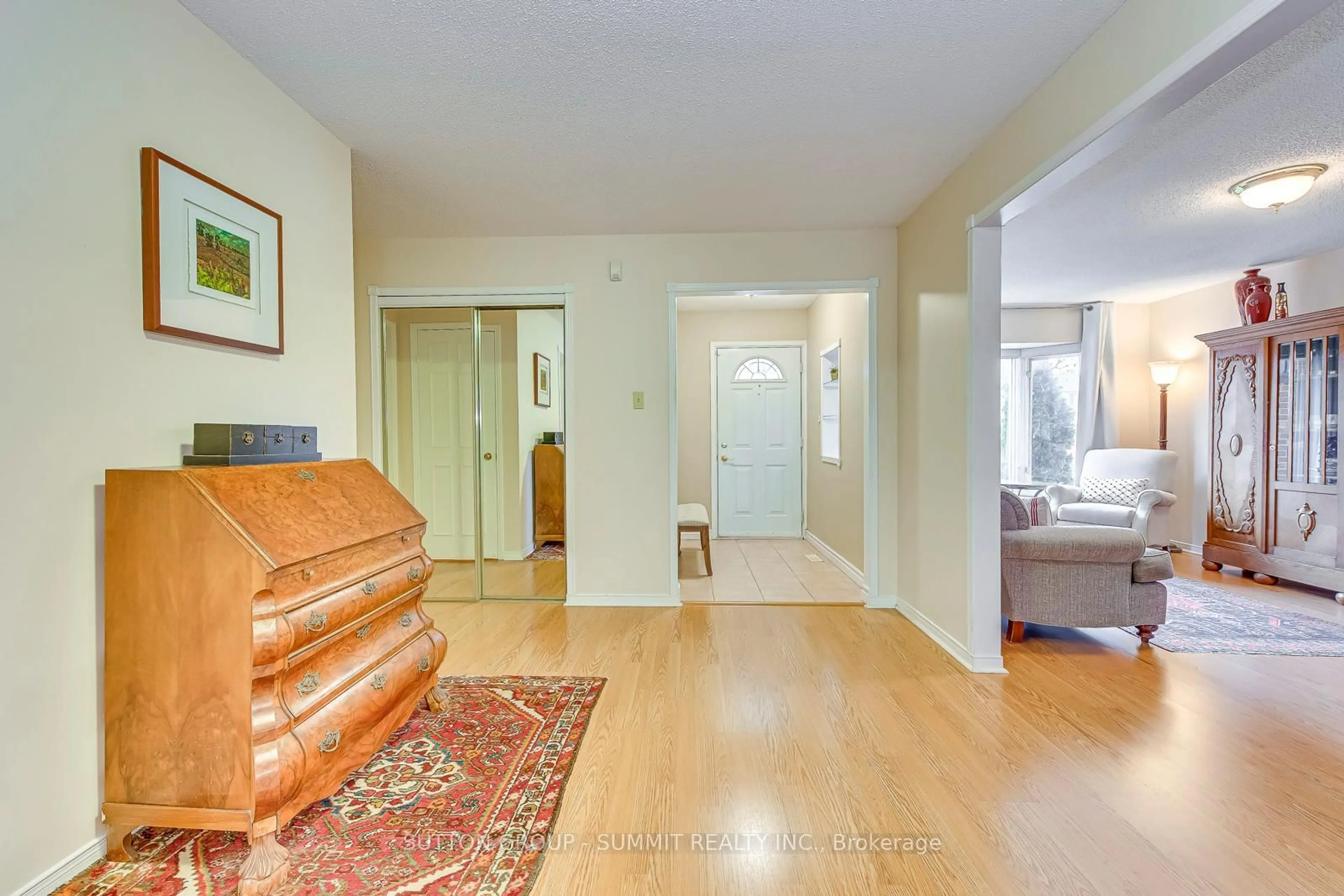 Indoor foyer for 6601 EASTRIDGE Rd, Mississauga Ontario L5N 4L8