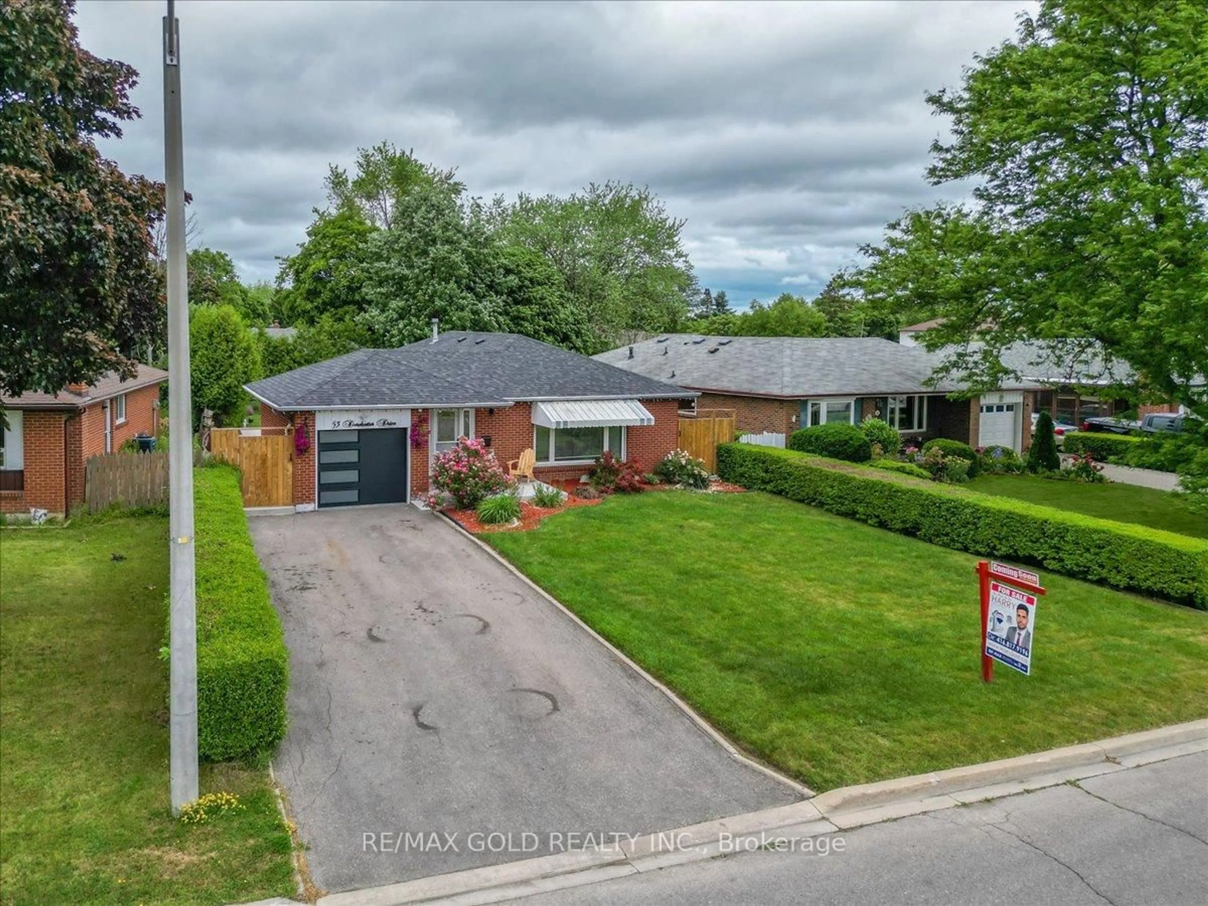 A pic from outside/outdoor area/front of a property/back of a property/a pic from drone, street for 53 Dorchester Dr, Brampton Ontario L6T 3E2