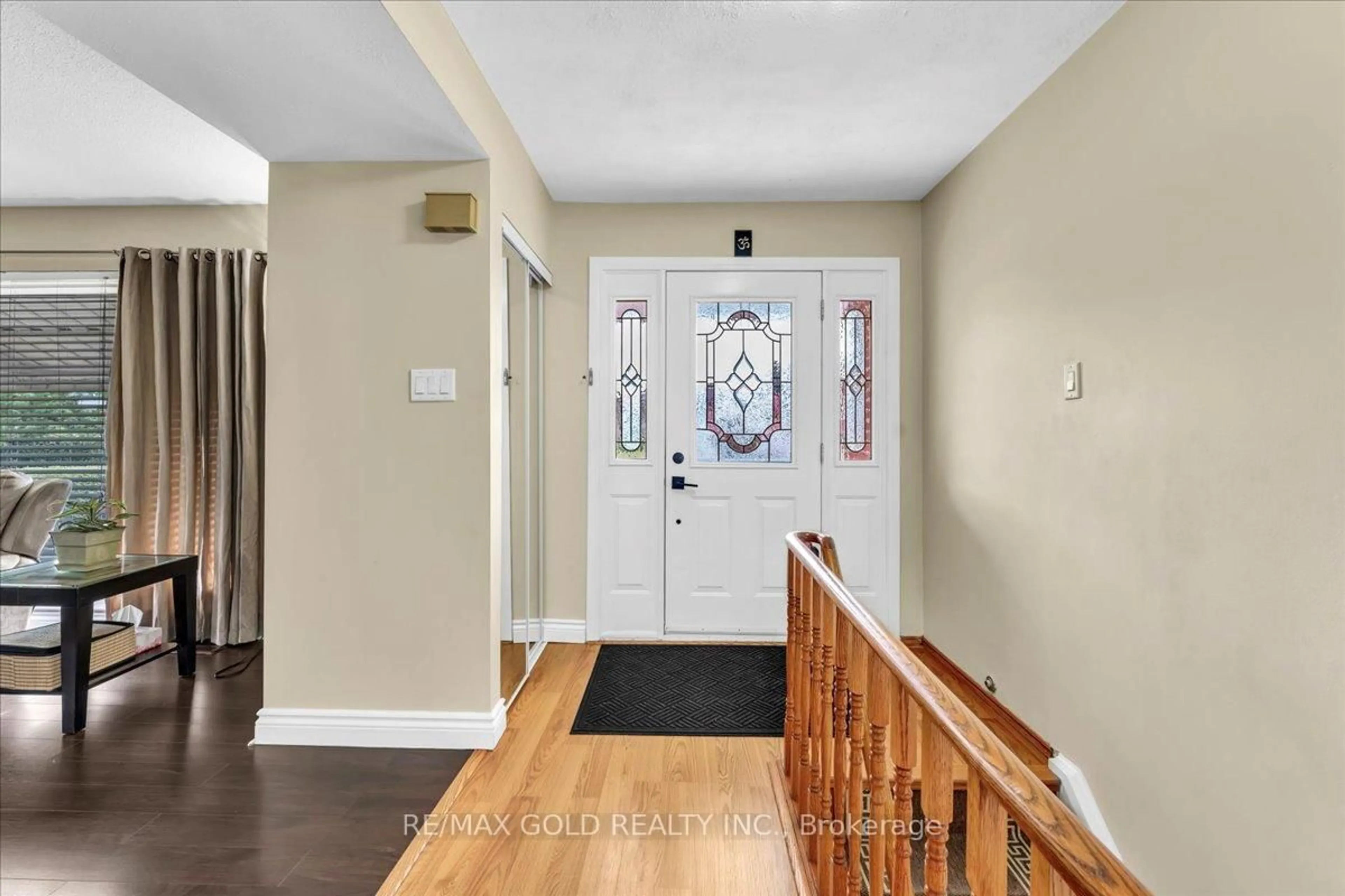 Indoor entryway for 53 Dorchester Dr, Brampton Ontario L6T 3E2