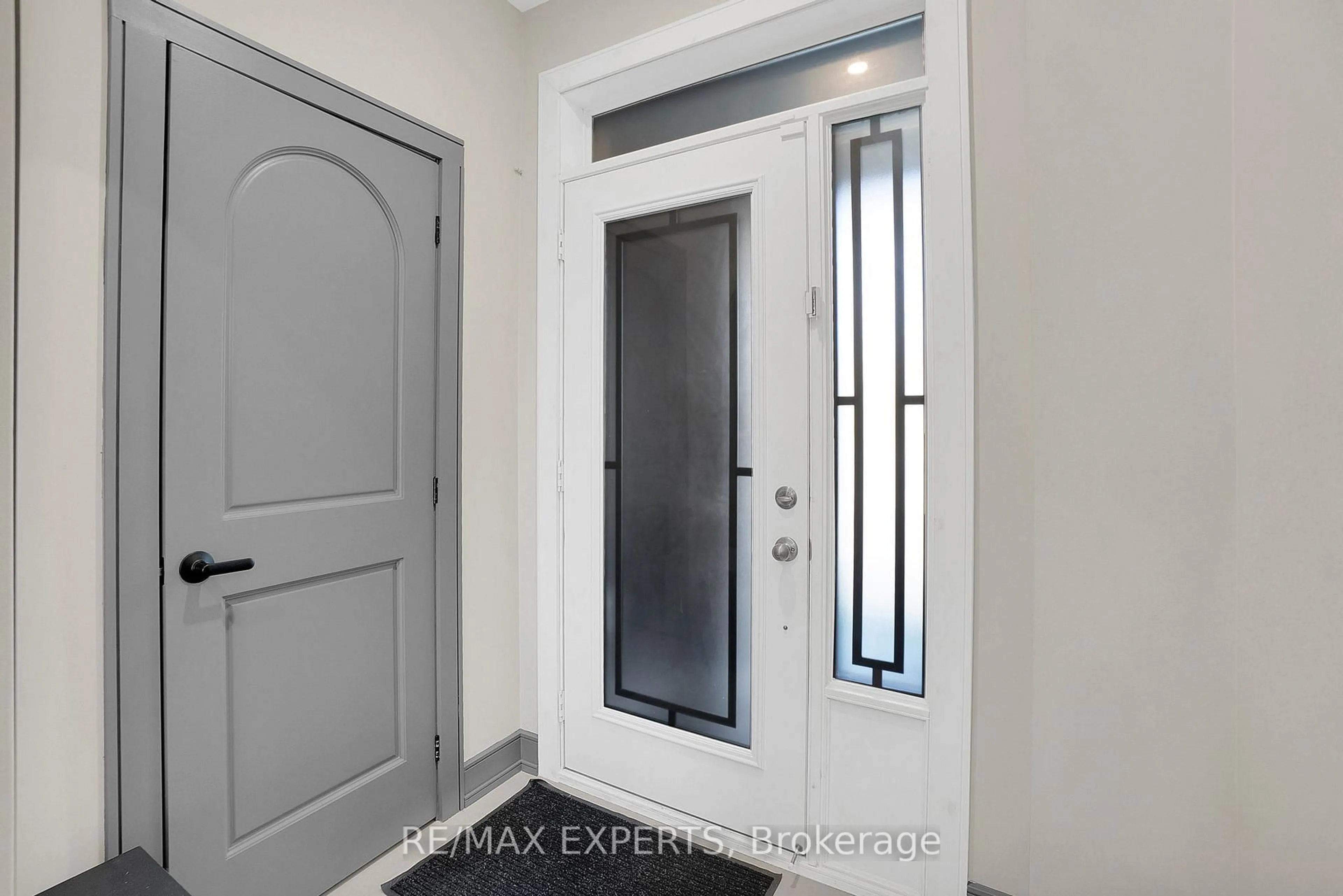 Indoor entryway for 18 Morra Ave, Caledon Ontario L7E 4K5