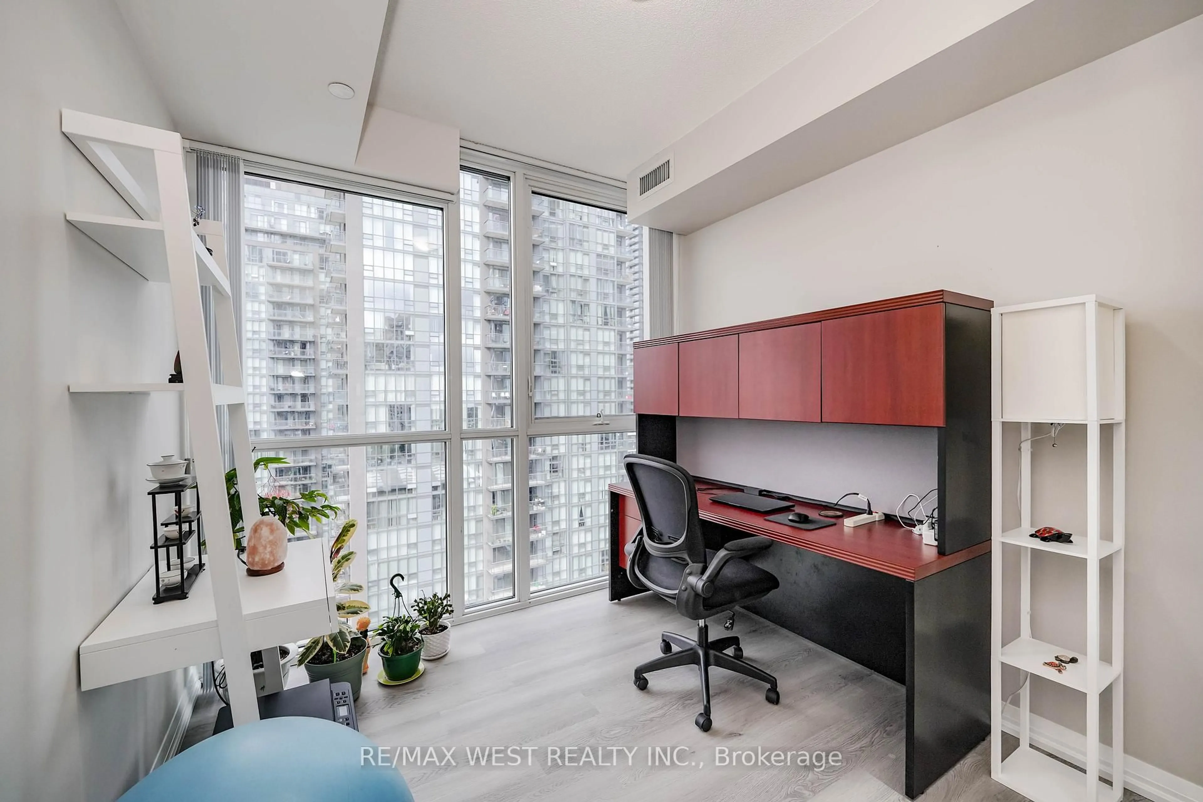 A pic of a room for 75 Eglinton Ave #1209, Mississauga Ontario L5R 0E5