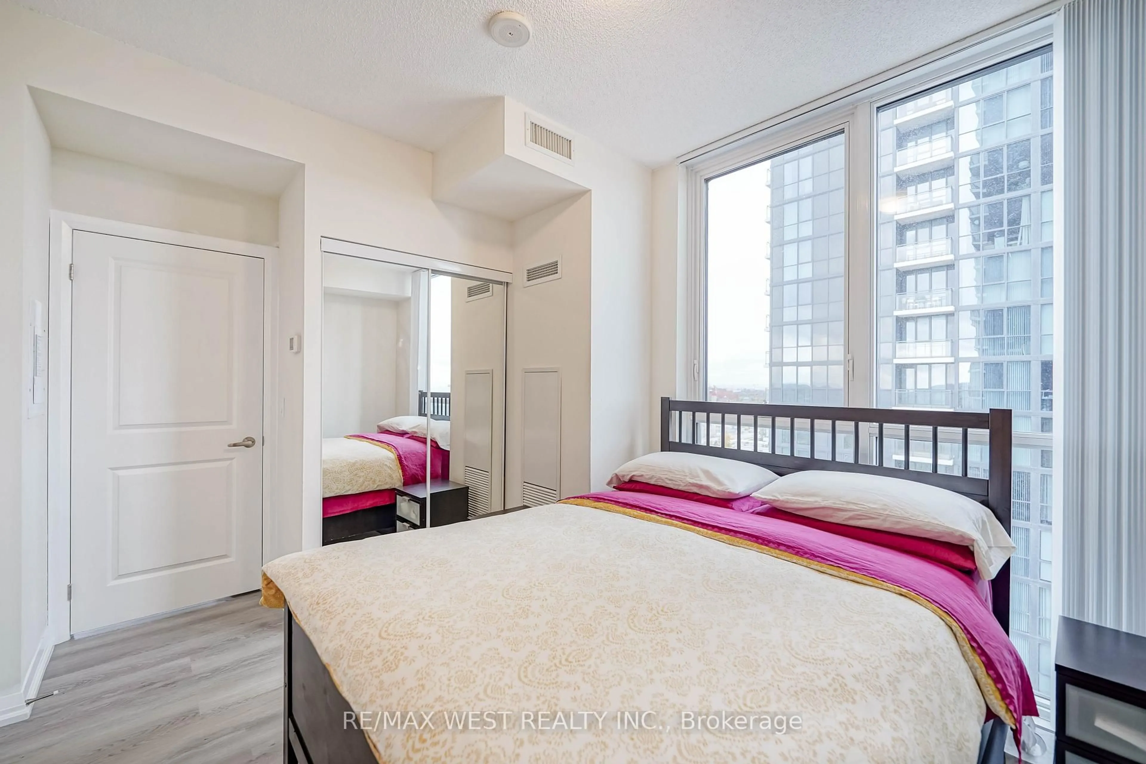 Bedroom with bed, unknown for 75 Eglinton Ave #1209, Mississauga Ontario L5R 0E5