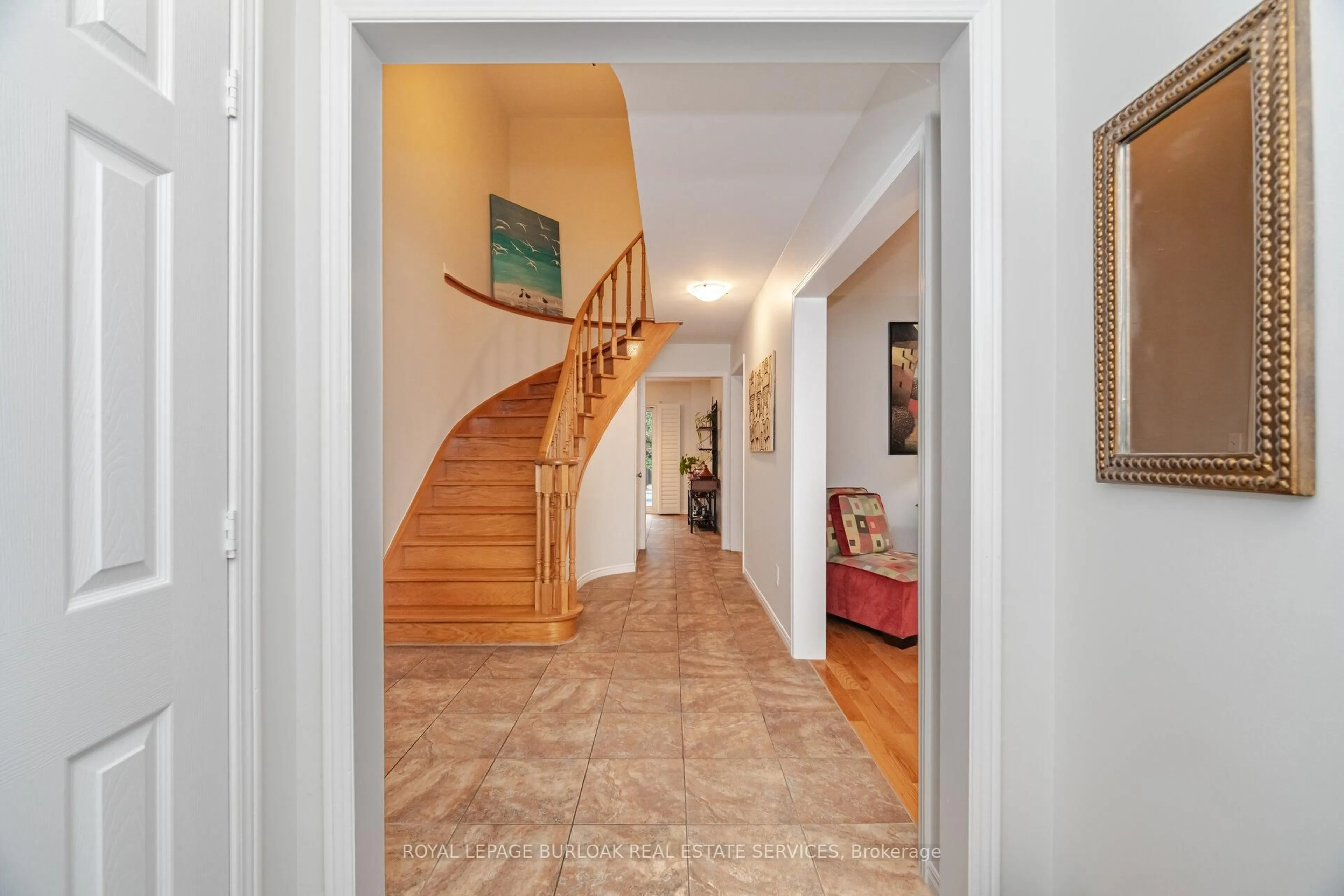 Indoor foyer for 1040 Manchester Cres, Oakville Ontario L6M 1G2