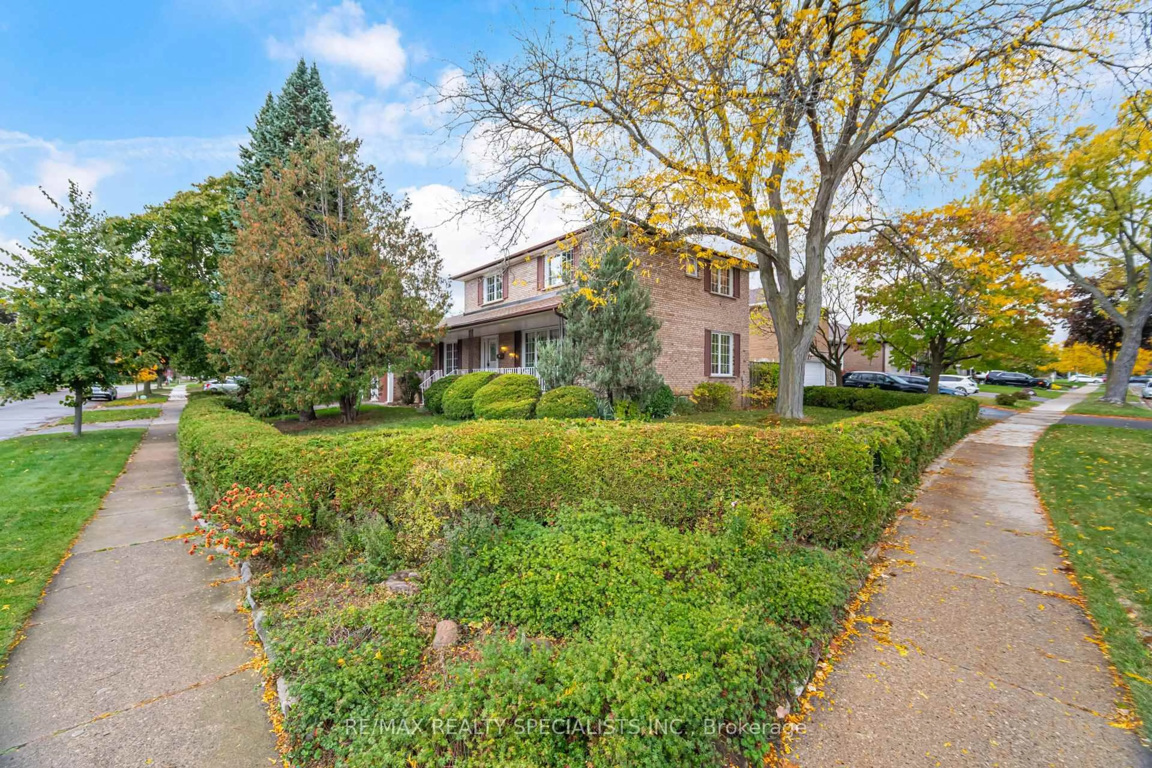 A pic from outside/outdoor area/front of a property/back of a property/a pic from drone, street for 463 Abington Ave, Mississauga Ontario L5A 1L8