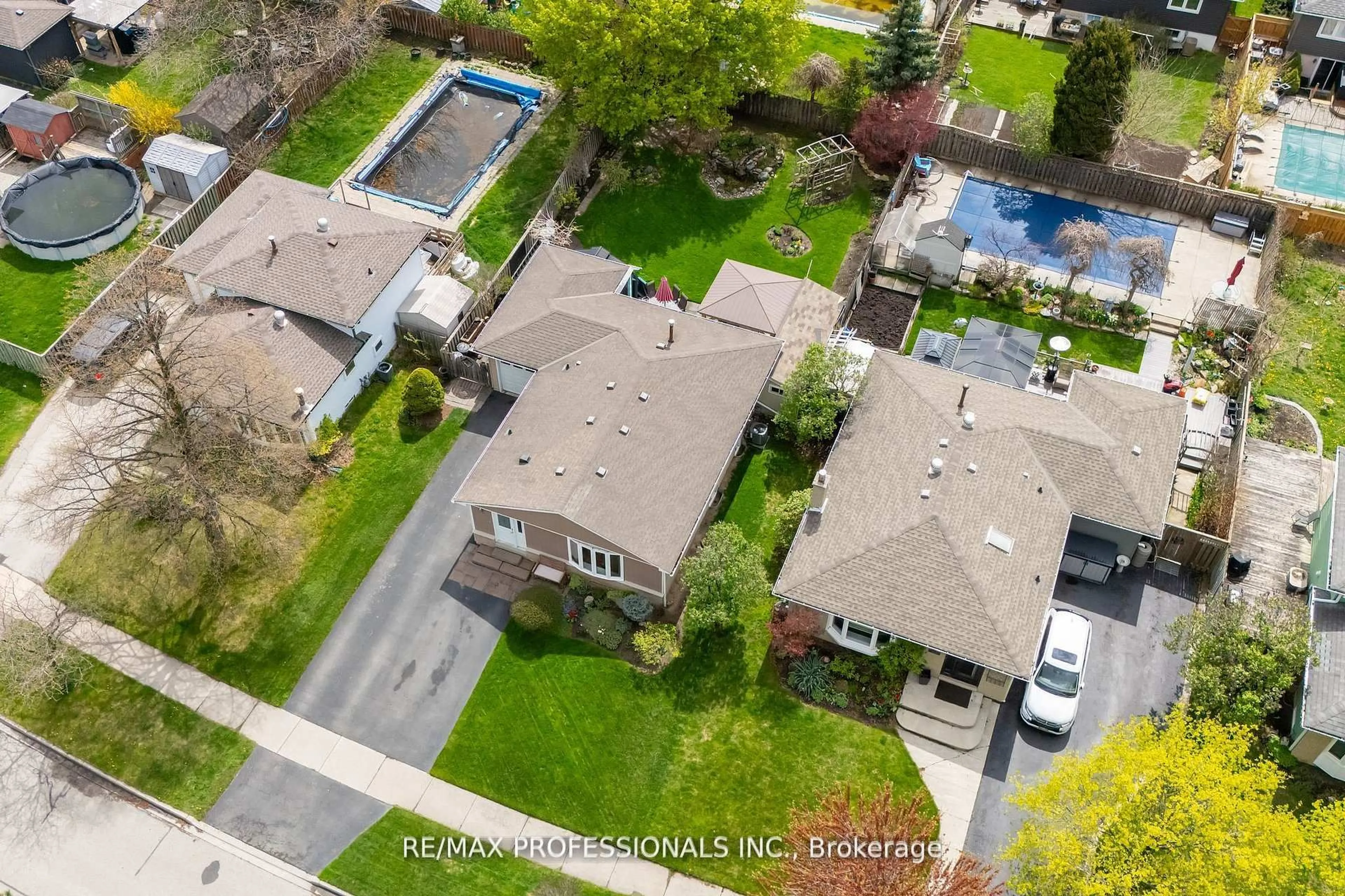 A pic from outside/outdoor area/front of a property/back of a property/a pic from drone, street for 868 Governors Crt, Milton Ontario L9T 3W6
