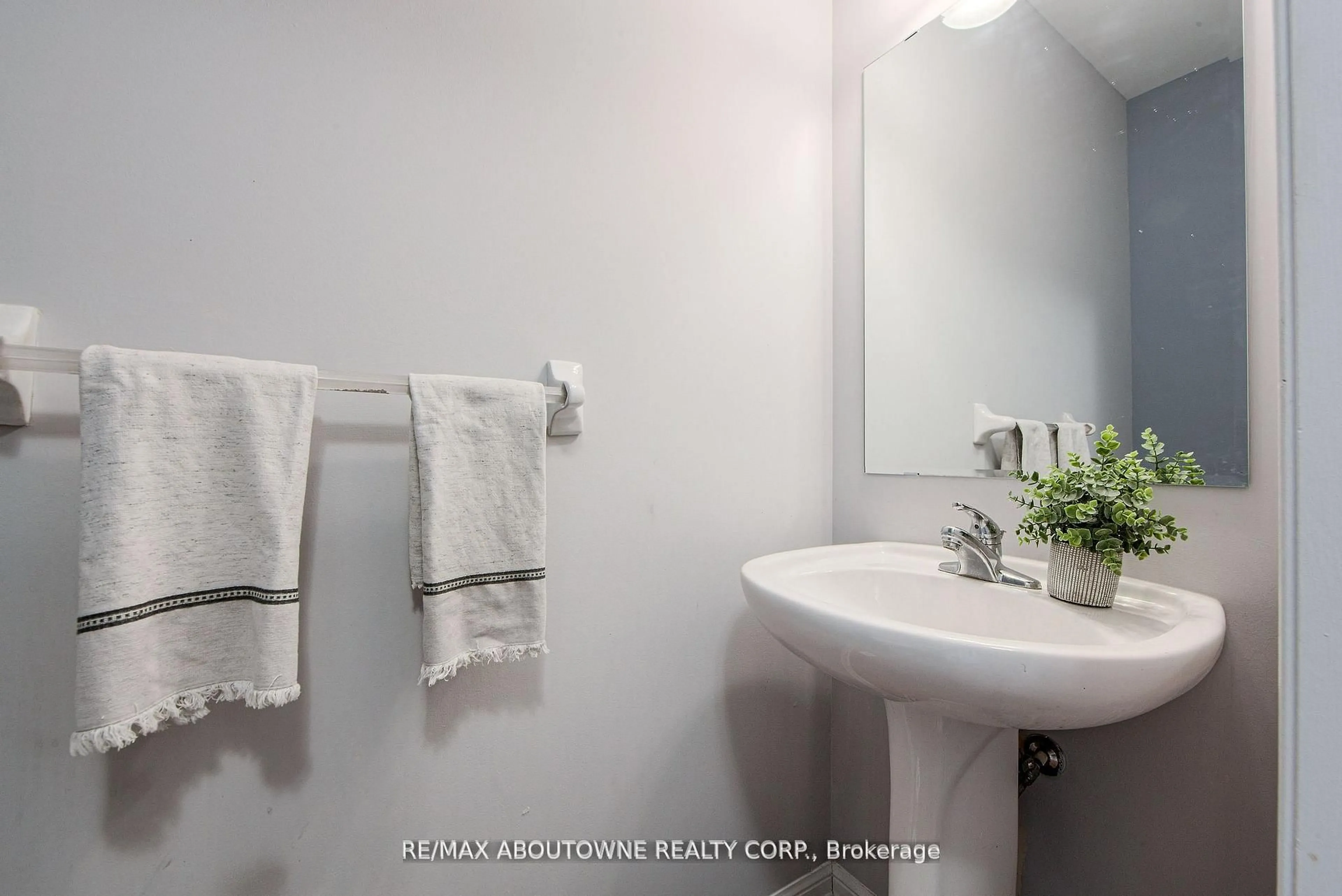 Standard bathroom, ceramic/tile floor for 911 Deverell Pl, Milton Ontario L9T 0M2