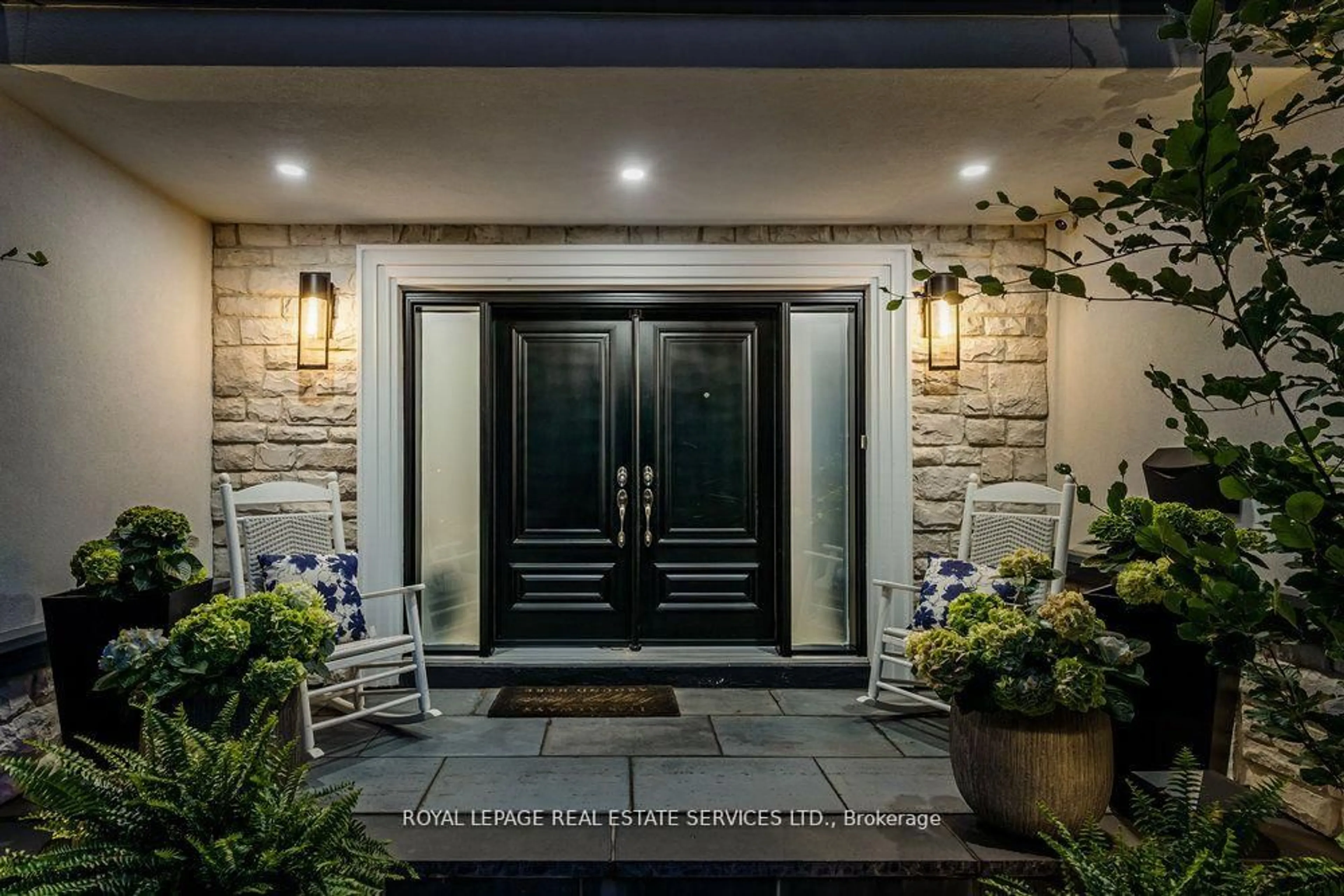 Indoor entryway for 2498 Robin Dr, Mississauga Ontario L5K 2G3