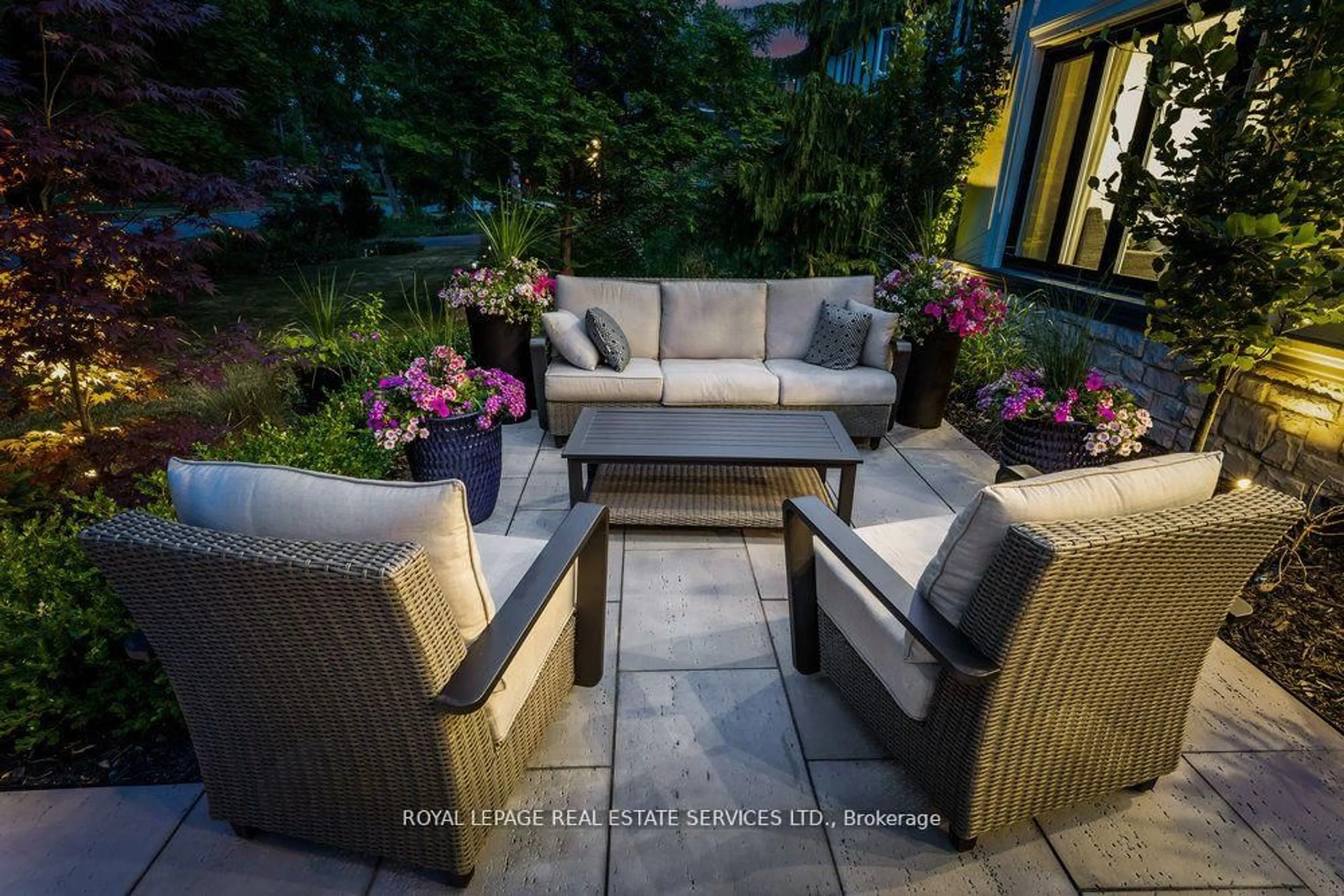 Patio, street for 2498 Robin Dr, Mississauga Ontario L5K 2G3