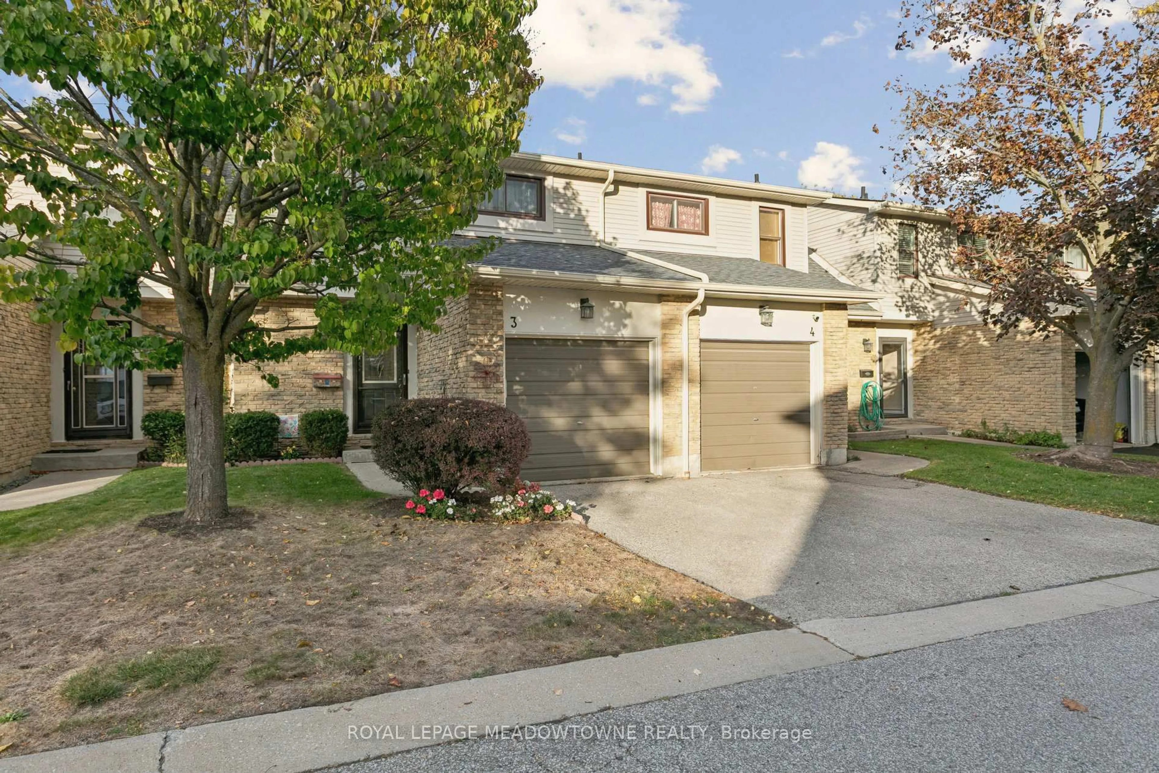 A pic from outside/outdoor area/front of a property/back of a property/a pic from drone, street for 2701 Aquitaine Ave #3, Mississauga Ontario L5N 2H7