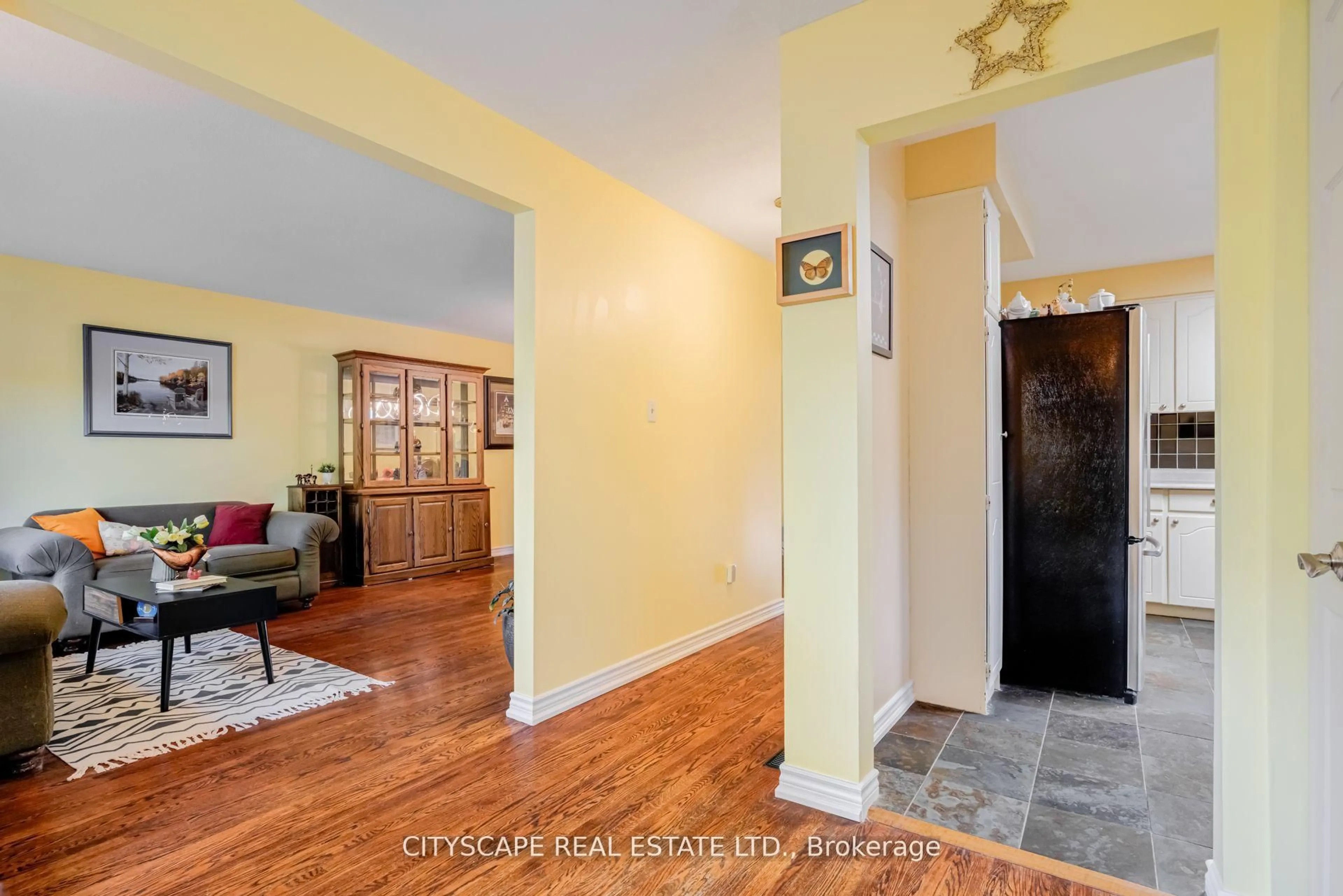 Indoor entryway for 22 Jade Cres, Brampton Ontario L6S 3H1