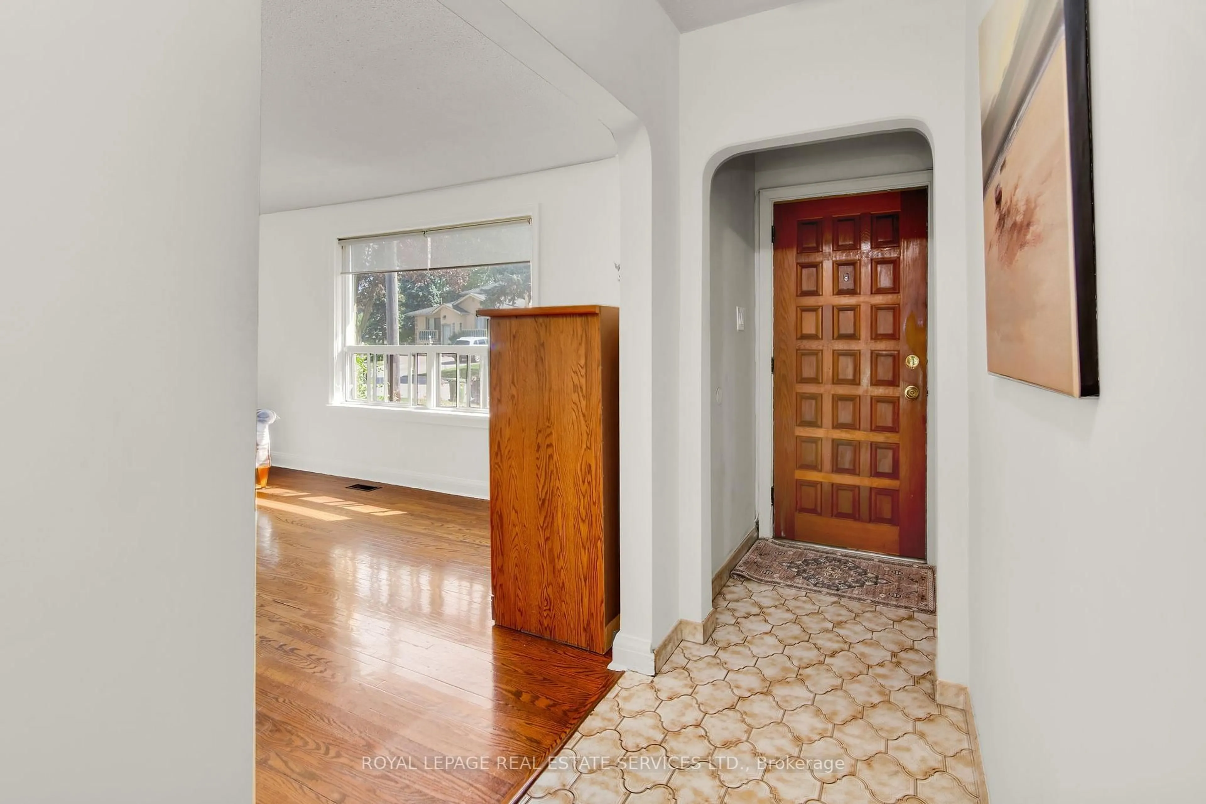 Indoor entryway for 16 Redfern Ave, Toronto Ontario M3M 1L3