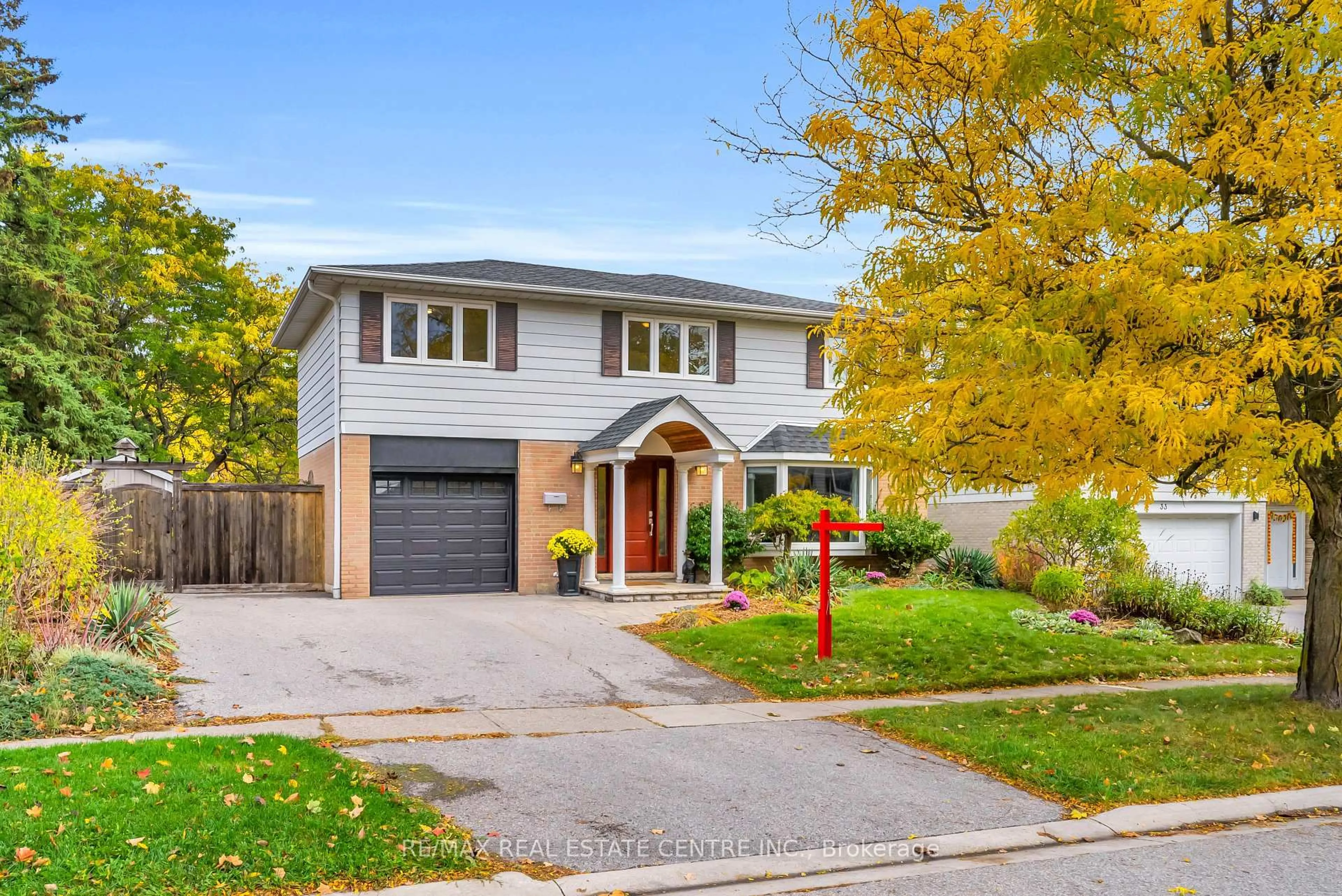 Home with brick exterior material, street for 31 Metcalfe Crt, Halton Hills Ontario L7G 4N7