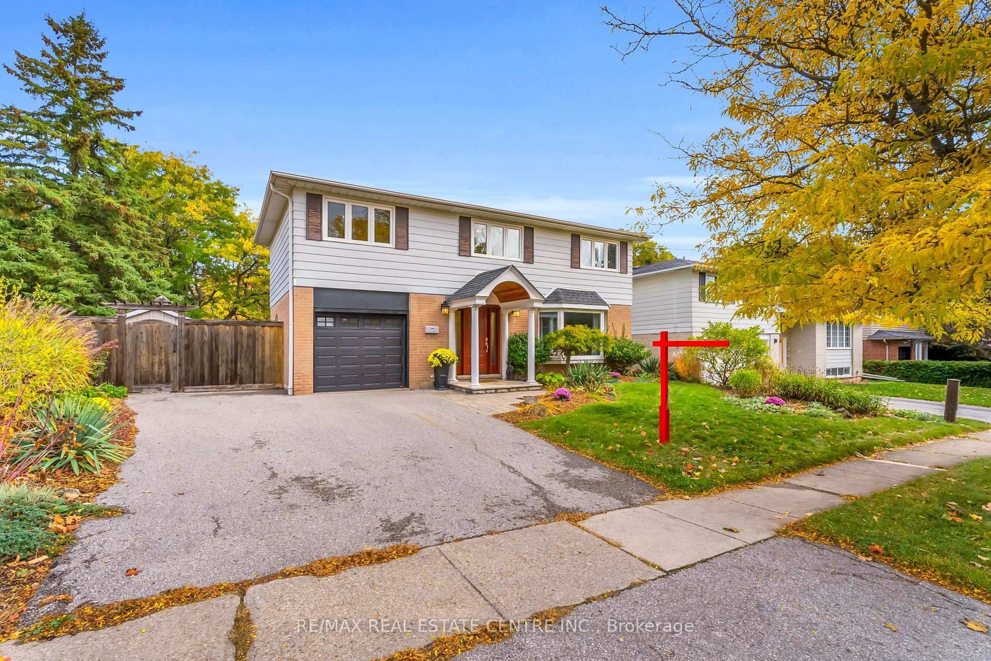 Home with brick exterior material, street for 31 Metcalfe Crt, Halton Hills Ontario L7G 4N7