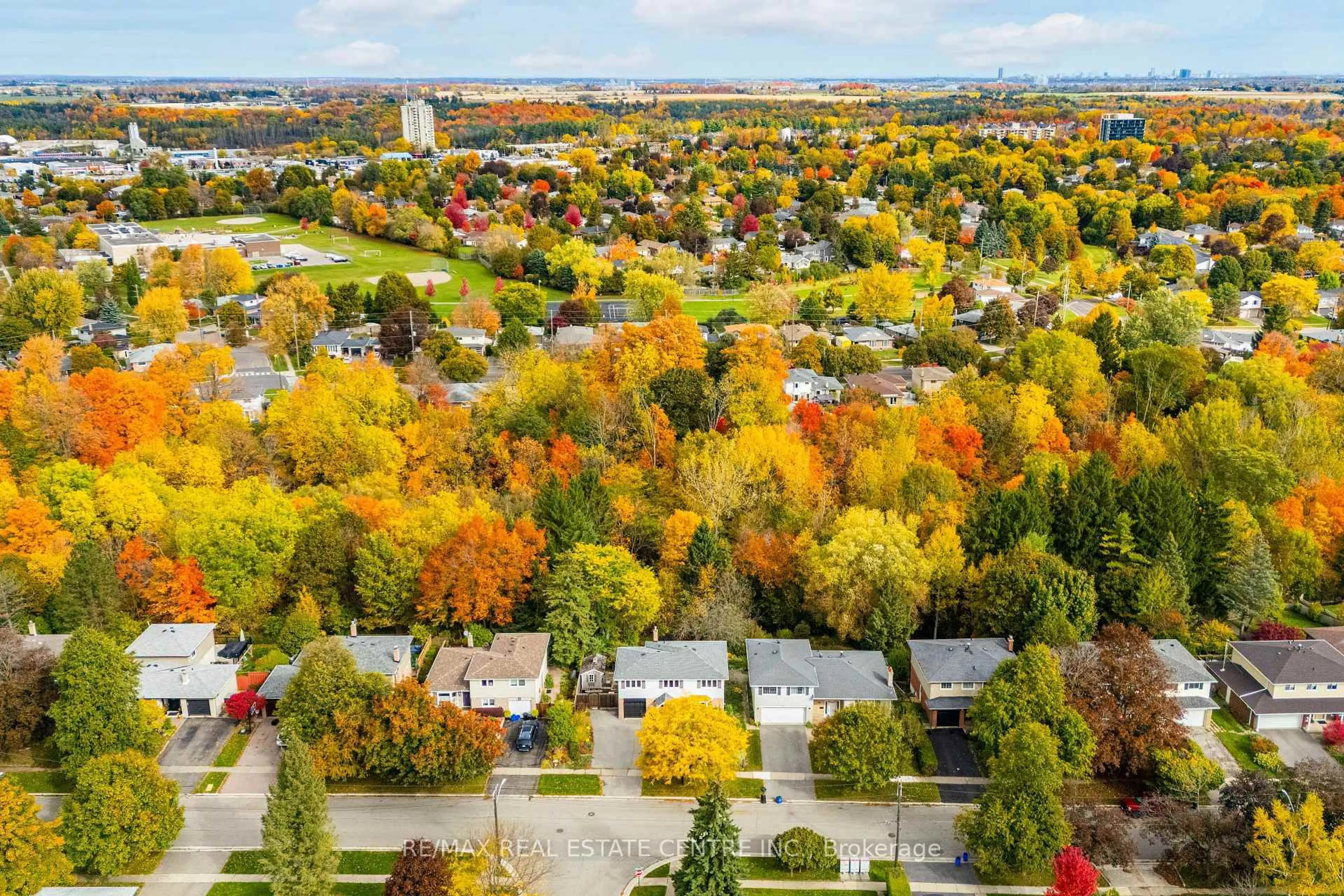 A pic from outside/outdoor area/front of a property/back of a property/a pic from drone, street for 31 Metcalfe Crt, Halton Hills Ontario L7G 4N7