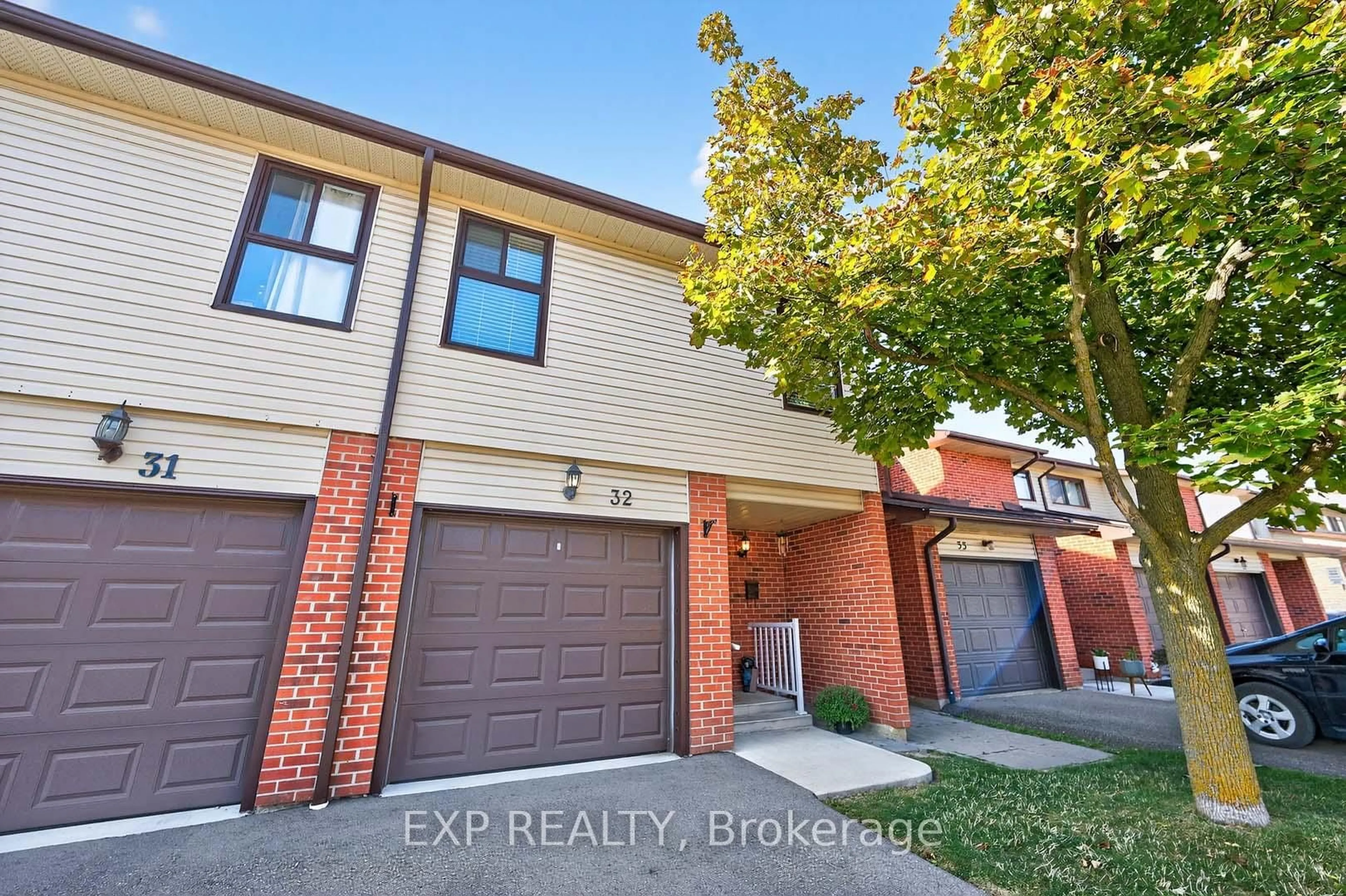 A pic from outside/outdoor area/front of a property/back of a property/a pic from drone, street for 32 Collins Cres, Brampton Ontario L6V 3M9