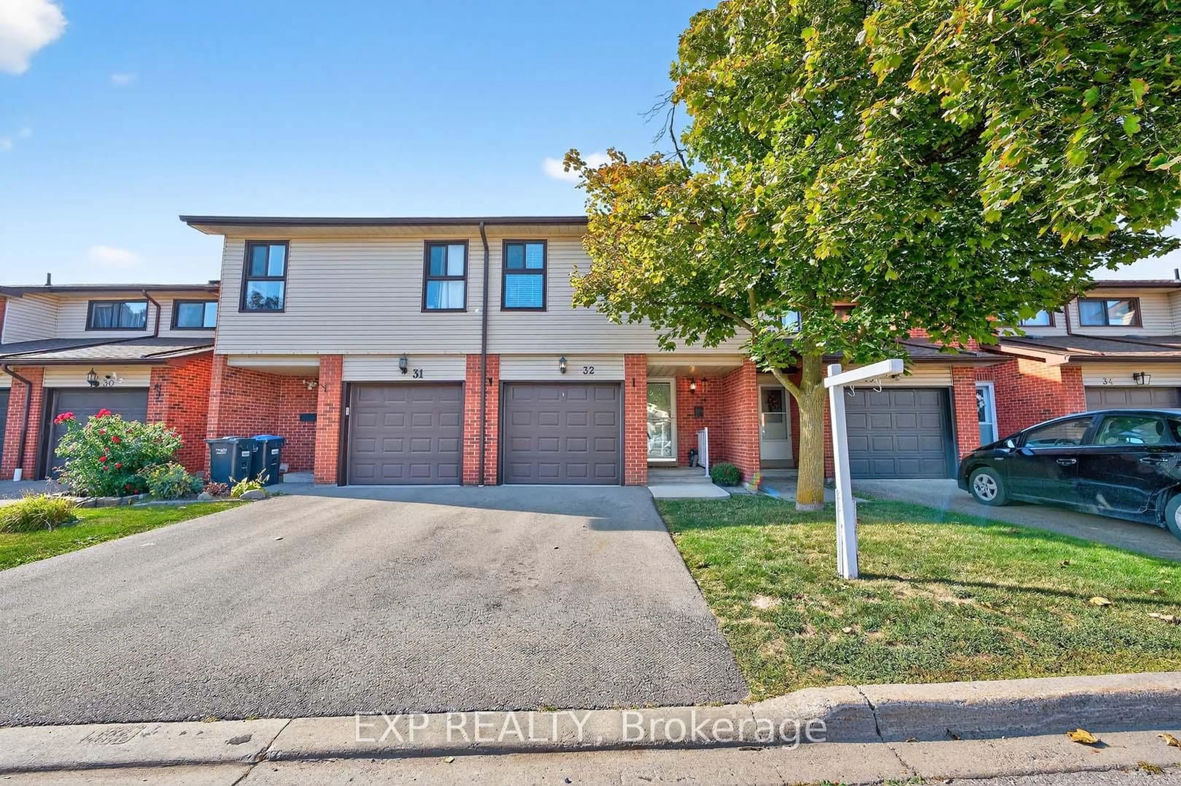 A pic from outside/outdoor area/front of a property/back of a property/a pic from drone, street for 32 Collins Cres, Brampton Ontario L6V 3M9
