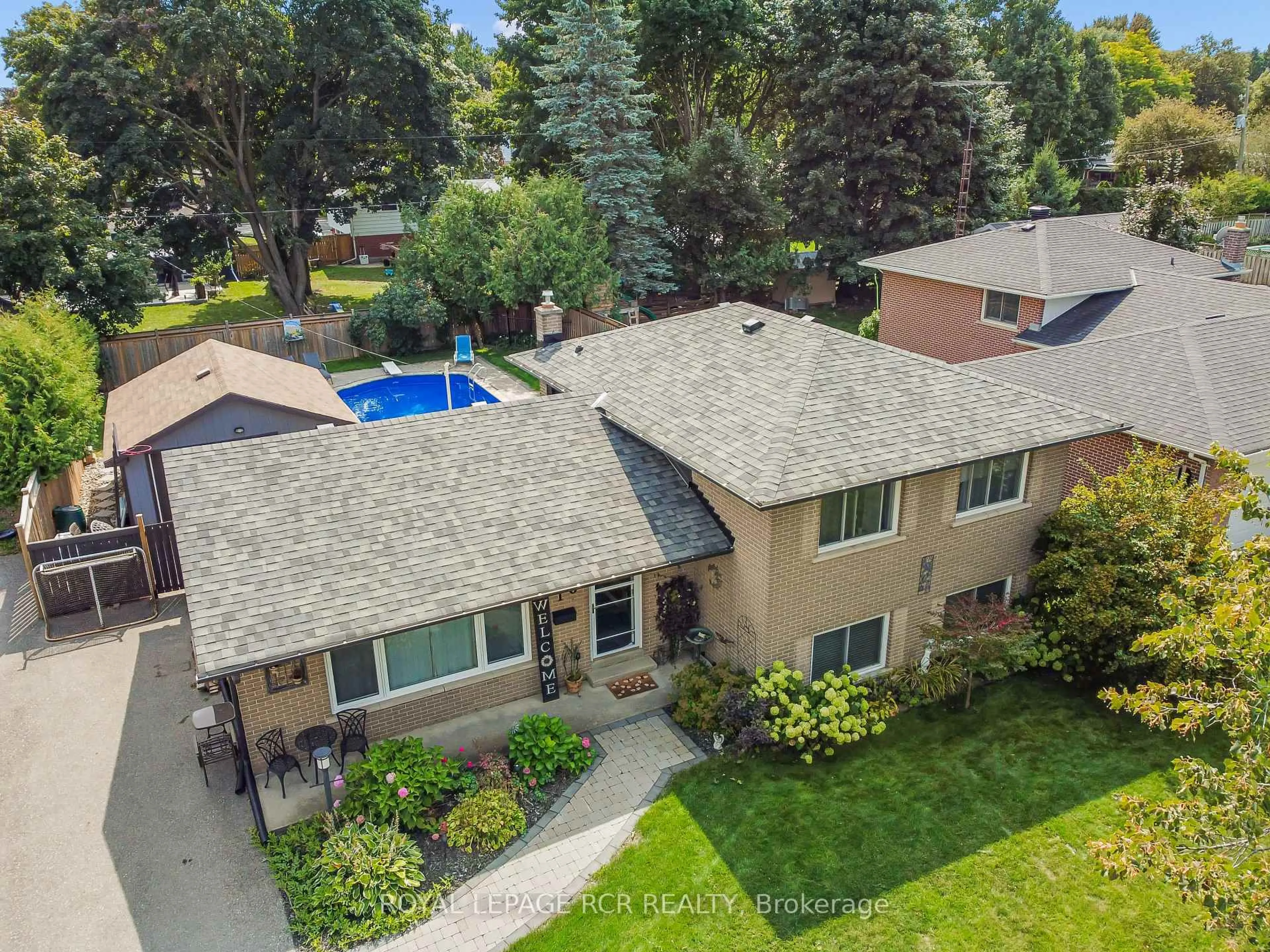 A pic from outside/outdoor area/front of a property/back of a property/a pic from drone, street for 18 Westdale Ave, Orangeville Ontario L9W 1B7