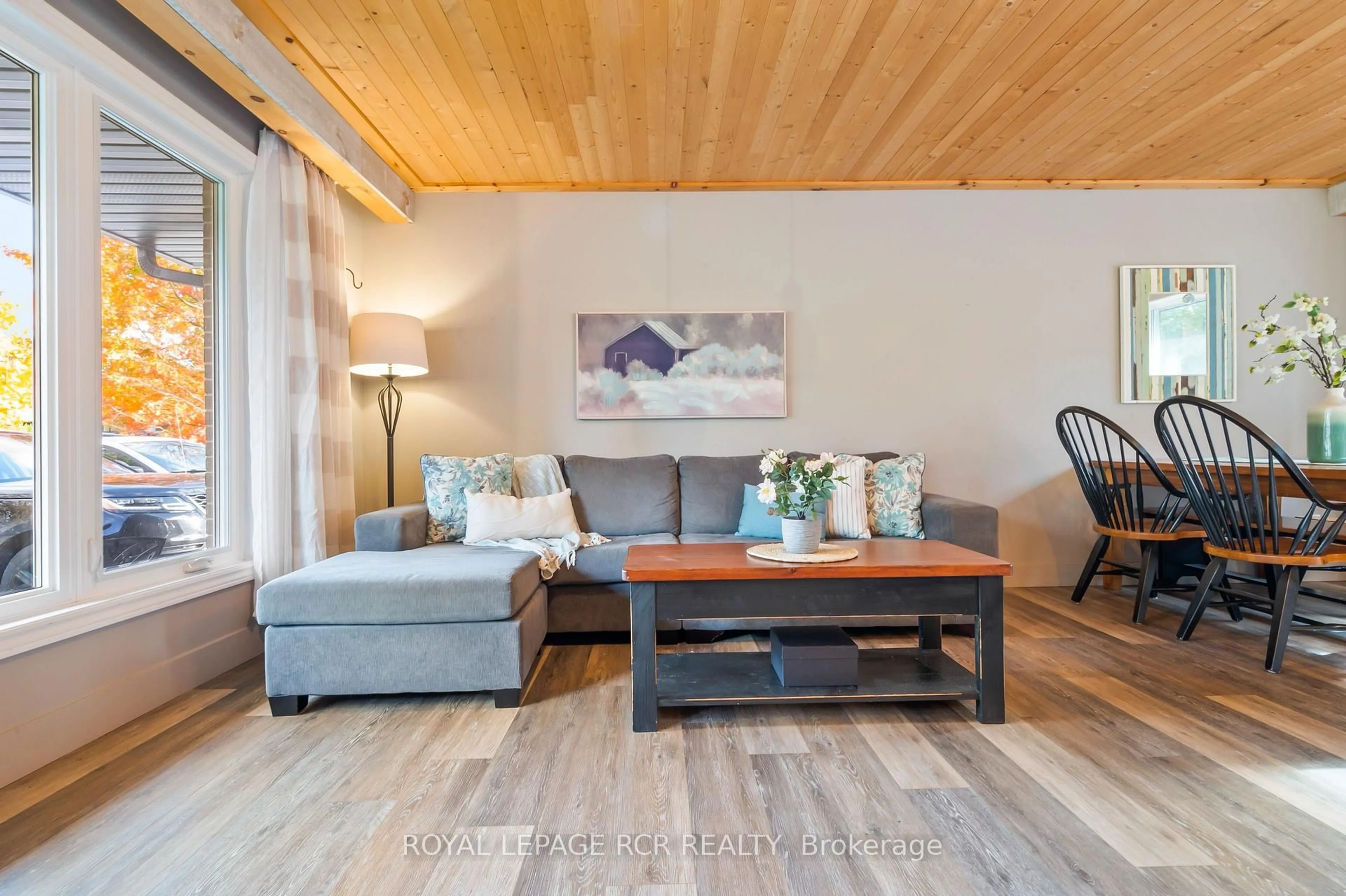 Living room with furniture, wood/laminate floor for 18 Westdale Ave, Orangeville Ontario L9W 1B7