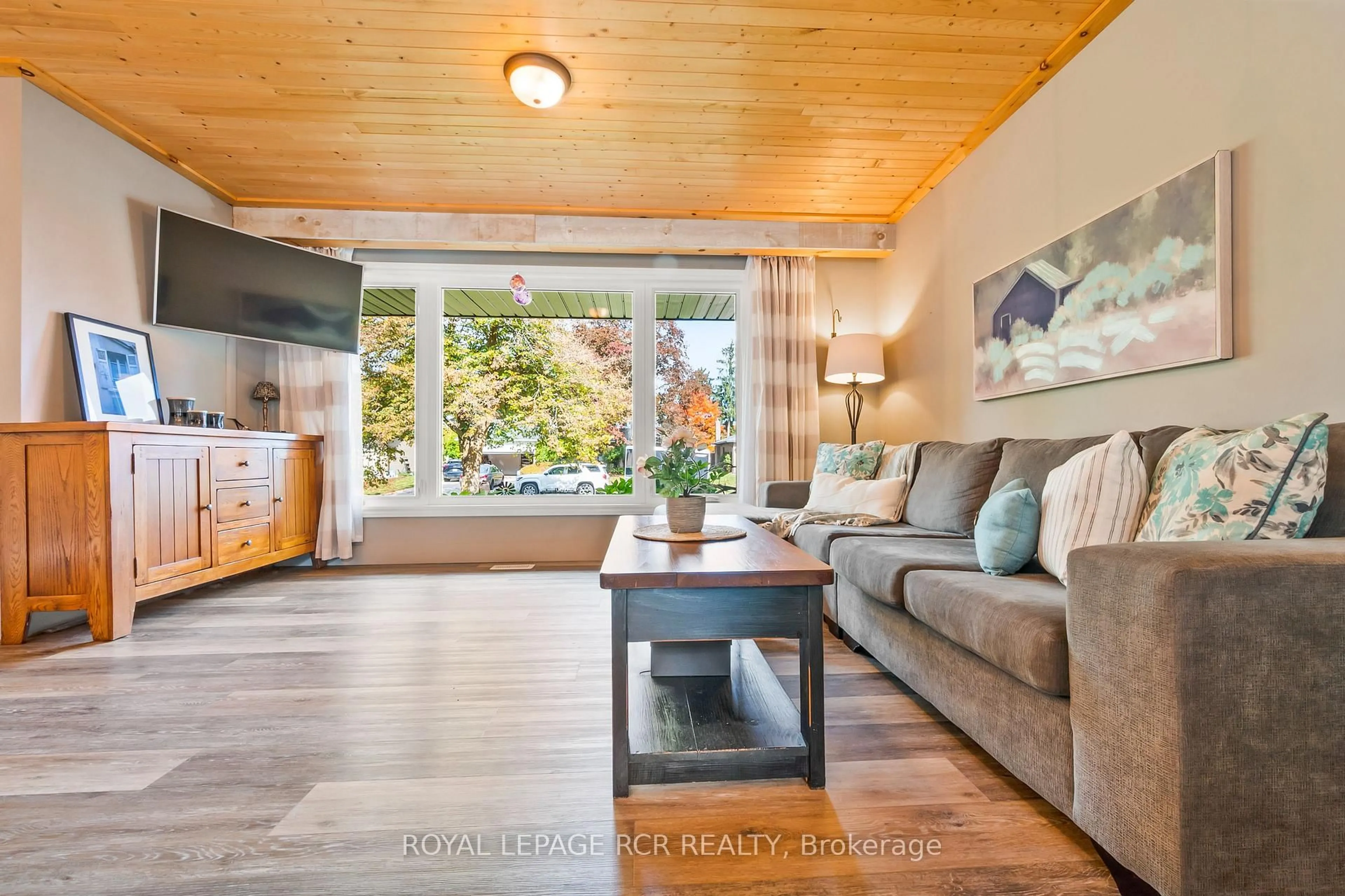 Living room with furniture, wood/laminate floor for 18 Westdale Ave, Orangeville Ontario L9W 1B7
