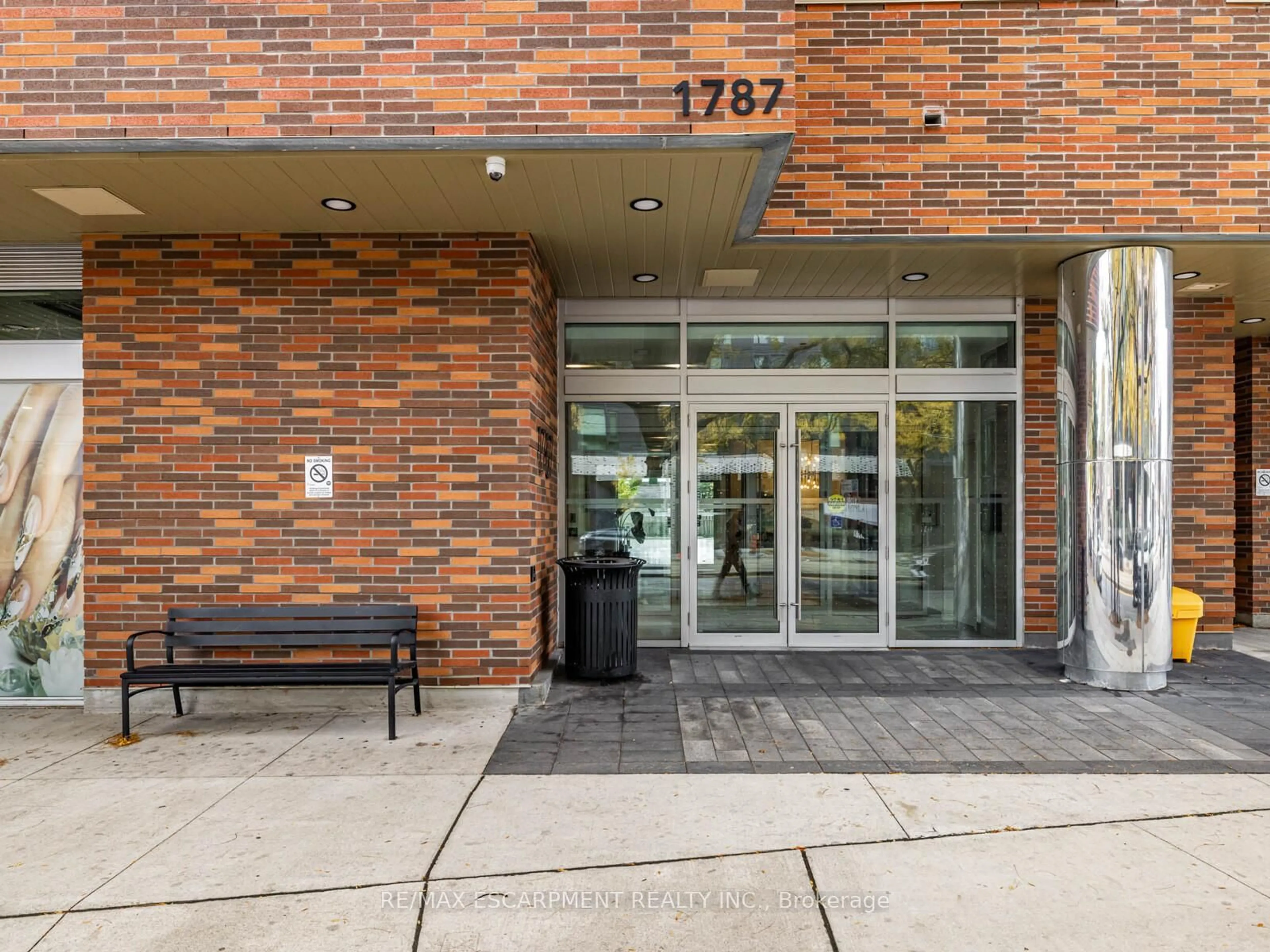 Indoor foyer for 1787 St. Clair Ave #528, Toronto Ontario M6N 0B7