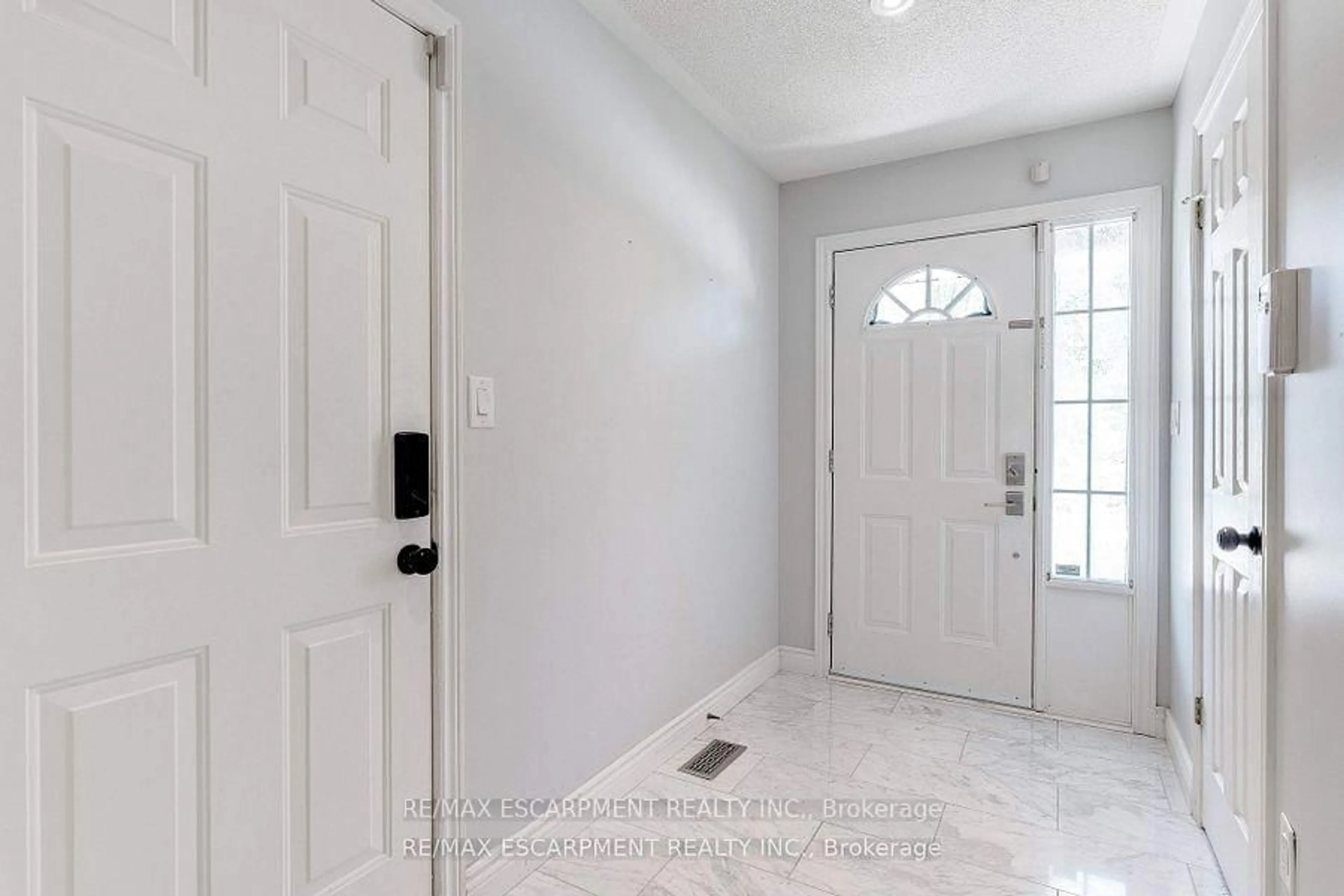 Indoor entryway for 2151 Walkers Line #19, Burlington Ontario L7M 4W1