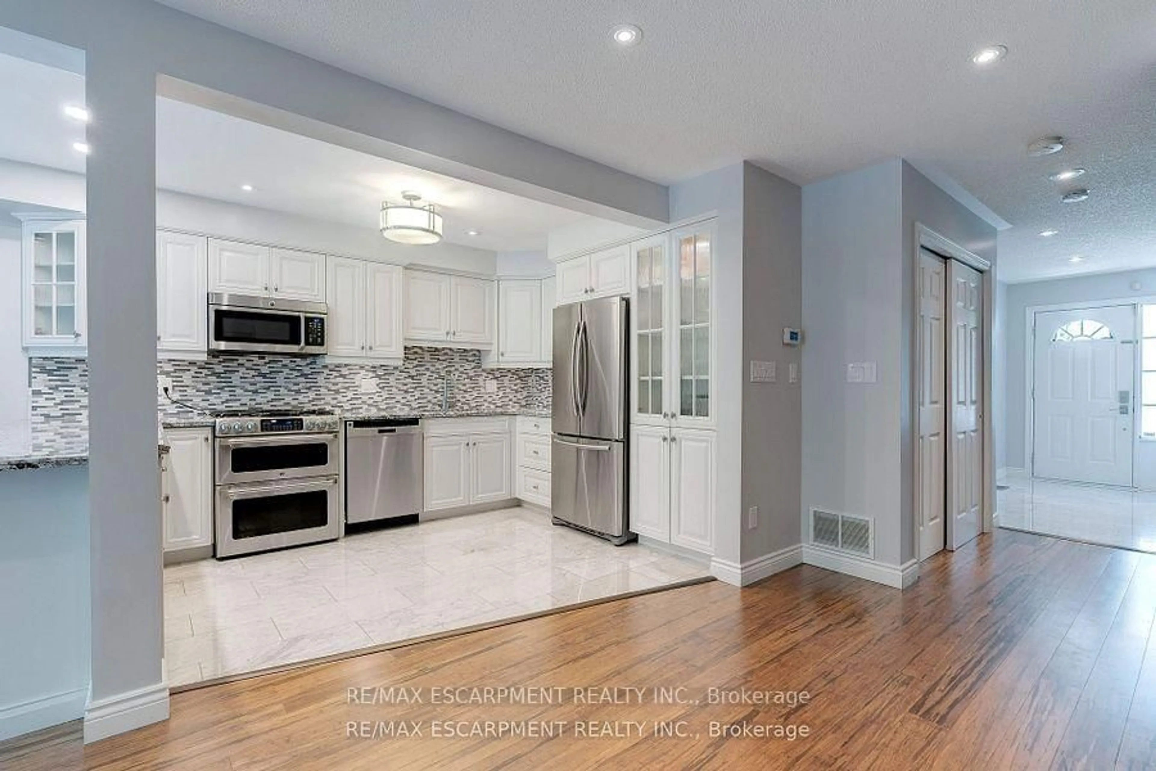 Open concept kitchen, ceramic/tile floor for 2151 Walkers Line #19, Burlington Ontario L7M 4W1