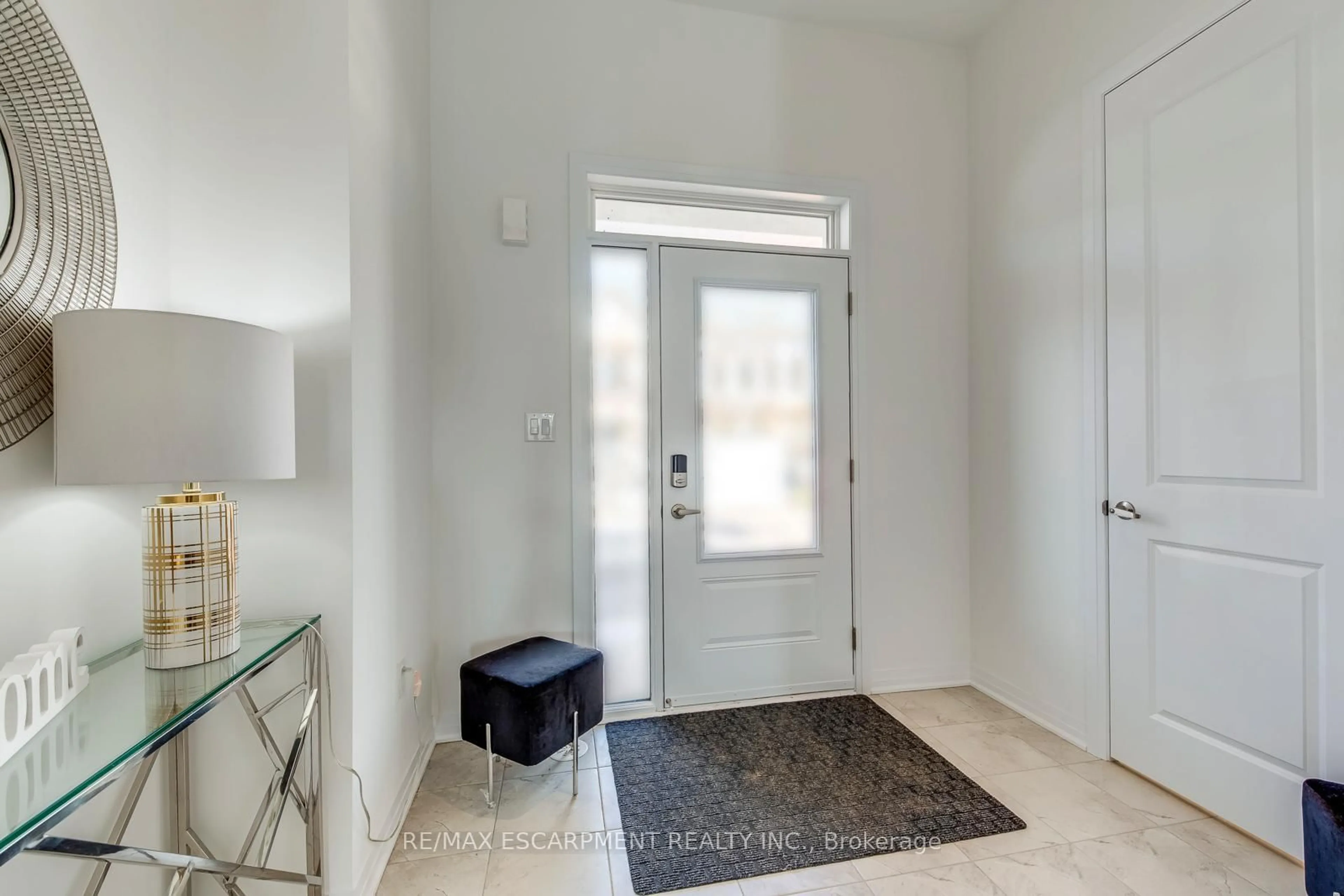 Indoor entryway for 3262 Crystal Dr, Oakville Ontario L6M 4K1