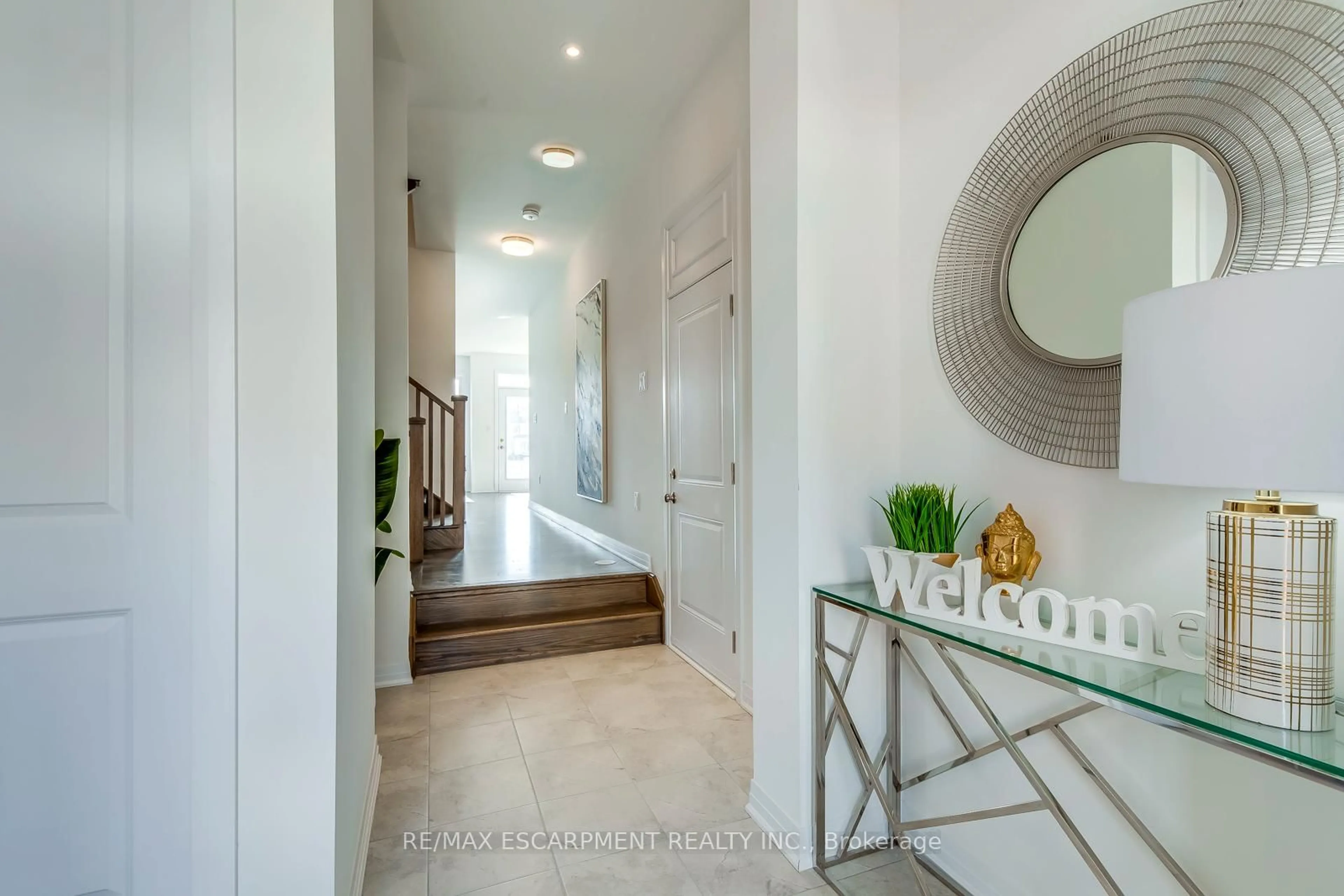 Indoor entryway for 3262 Crystal Dr, Oakville Ontario L6M 4K1