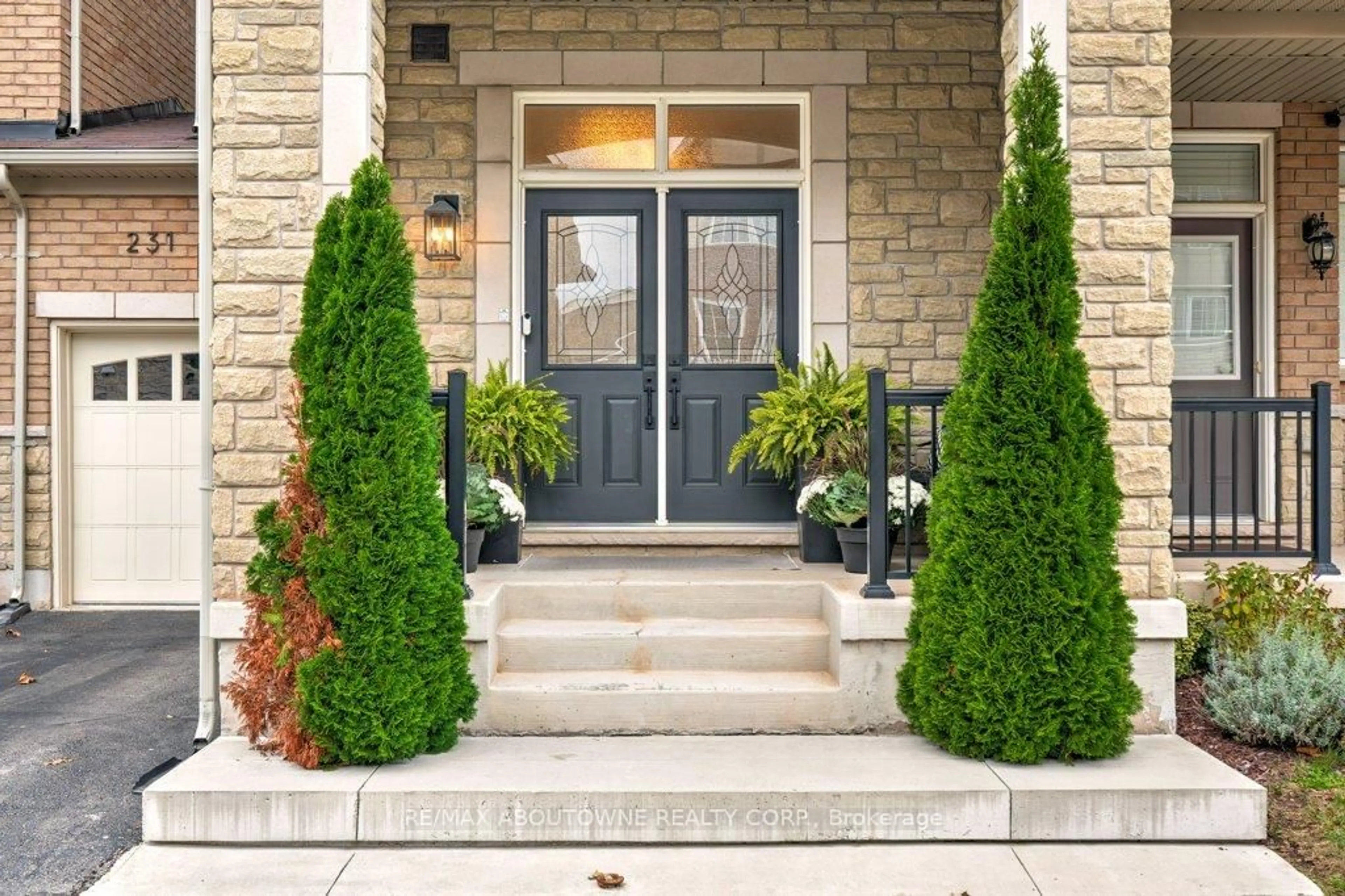 Indoor entryway for 231 Sarah Cline Dr, Oakville Ontario L6M 0V3