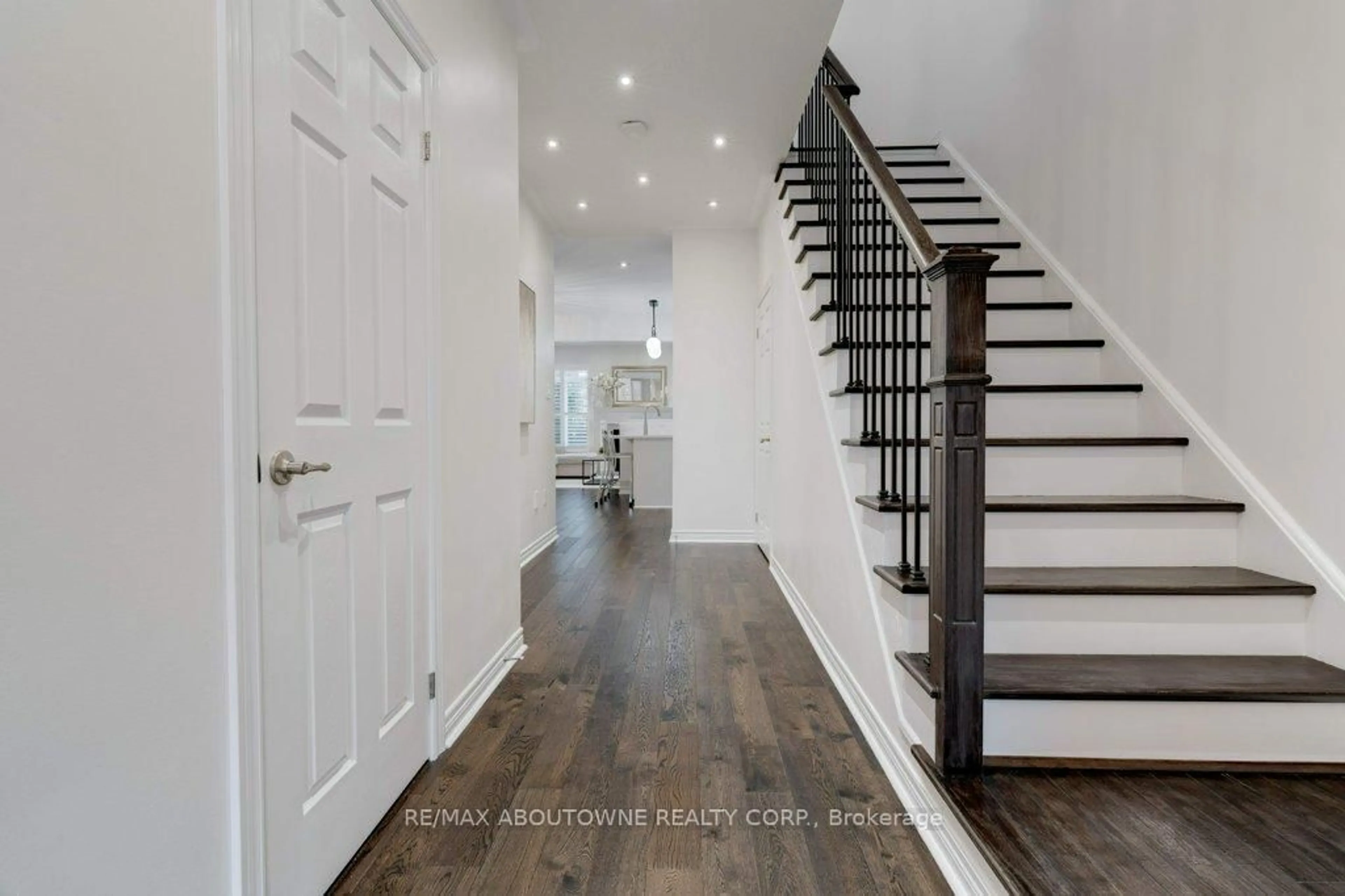 Indoor entryway for 231 Sarah Cline Dr, Oakville Ontario L6M 0V3