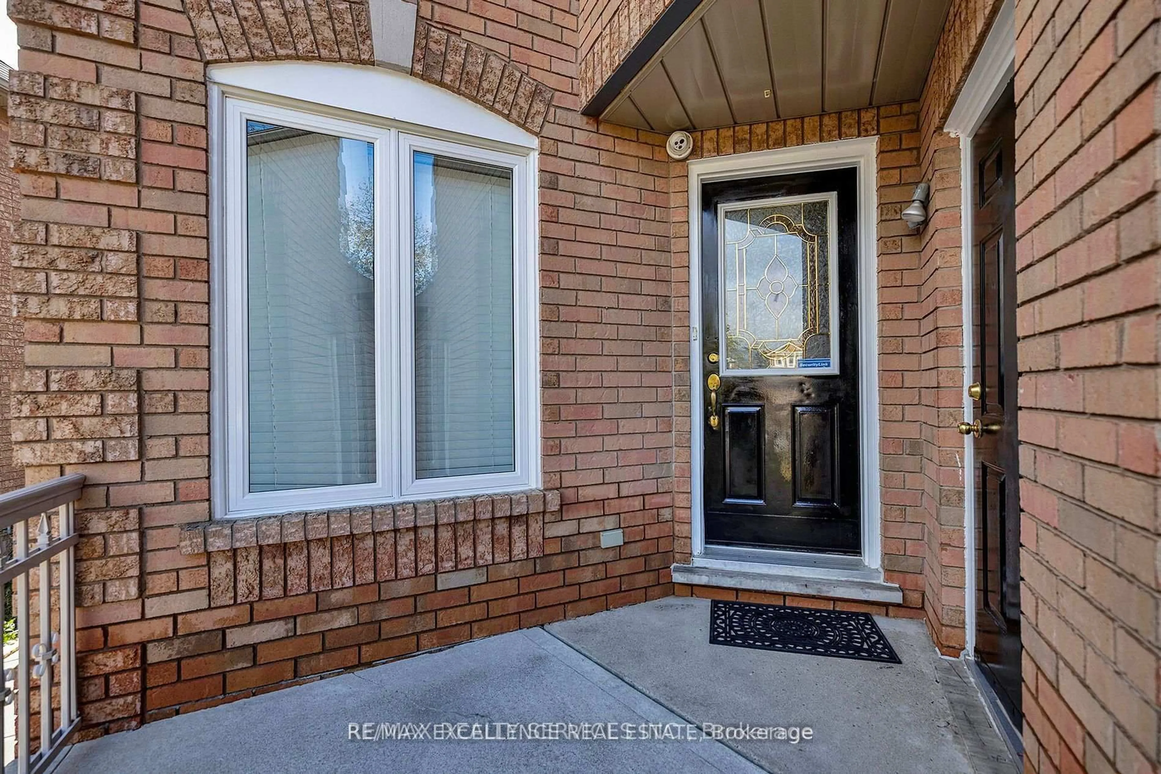Indoor entryway for 71 Rocky Mountain Cres, Brampton Ontario L6R 1E7